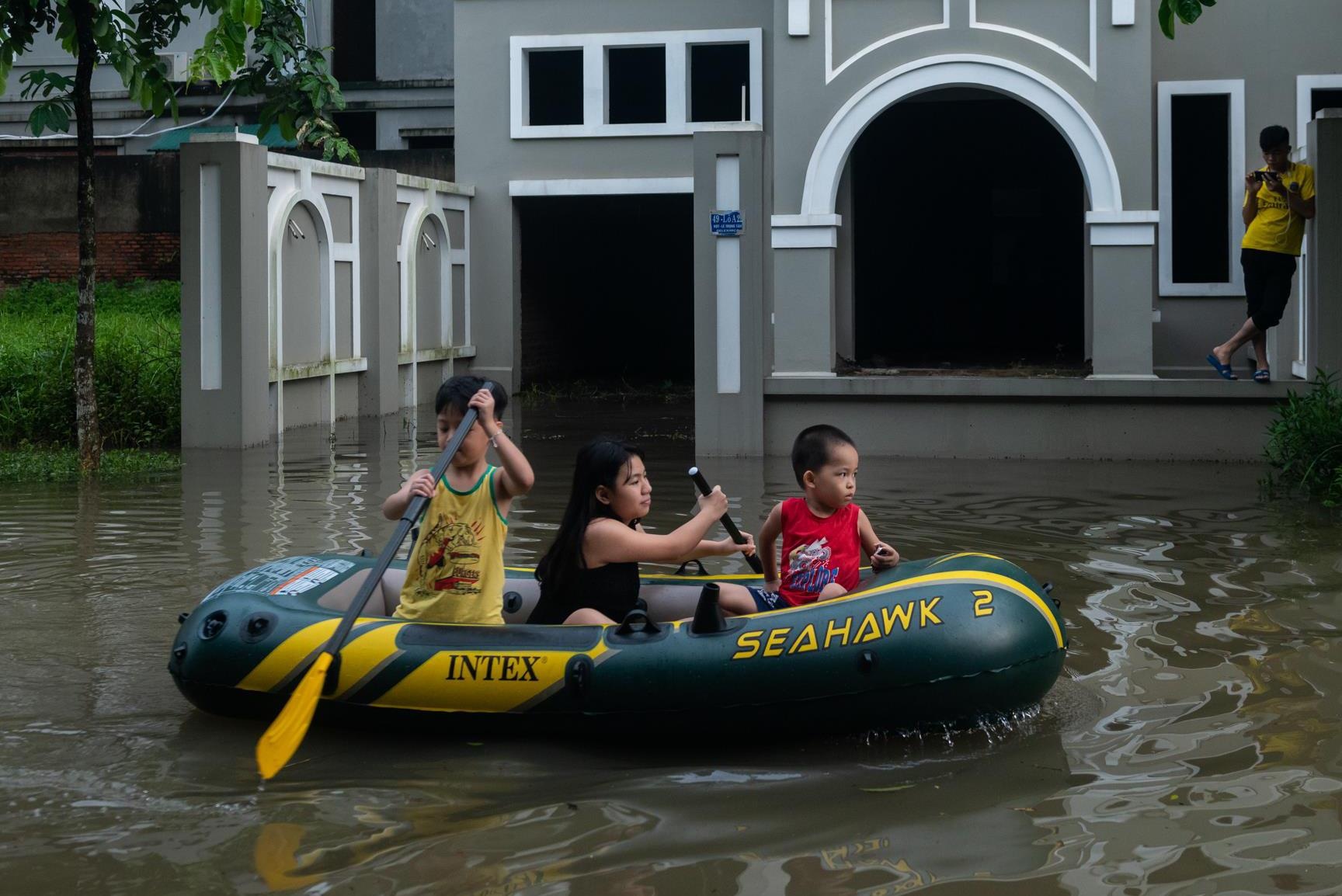Hang tram biet thu chim trong nuoc, dan sam thuyen di chuyen hinh anh