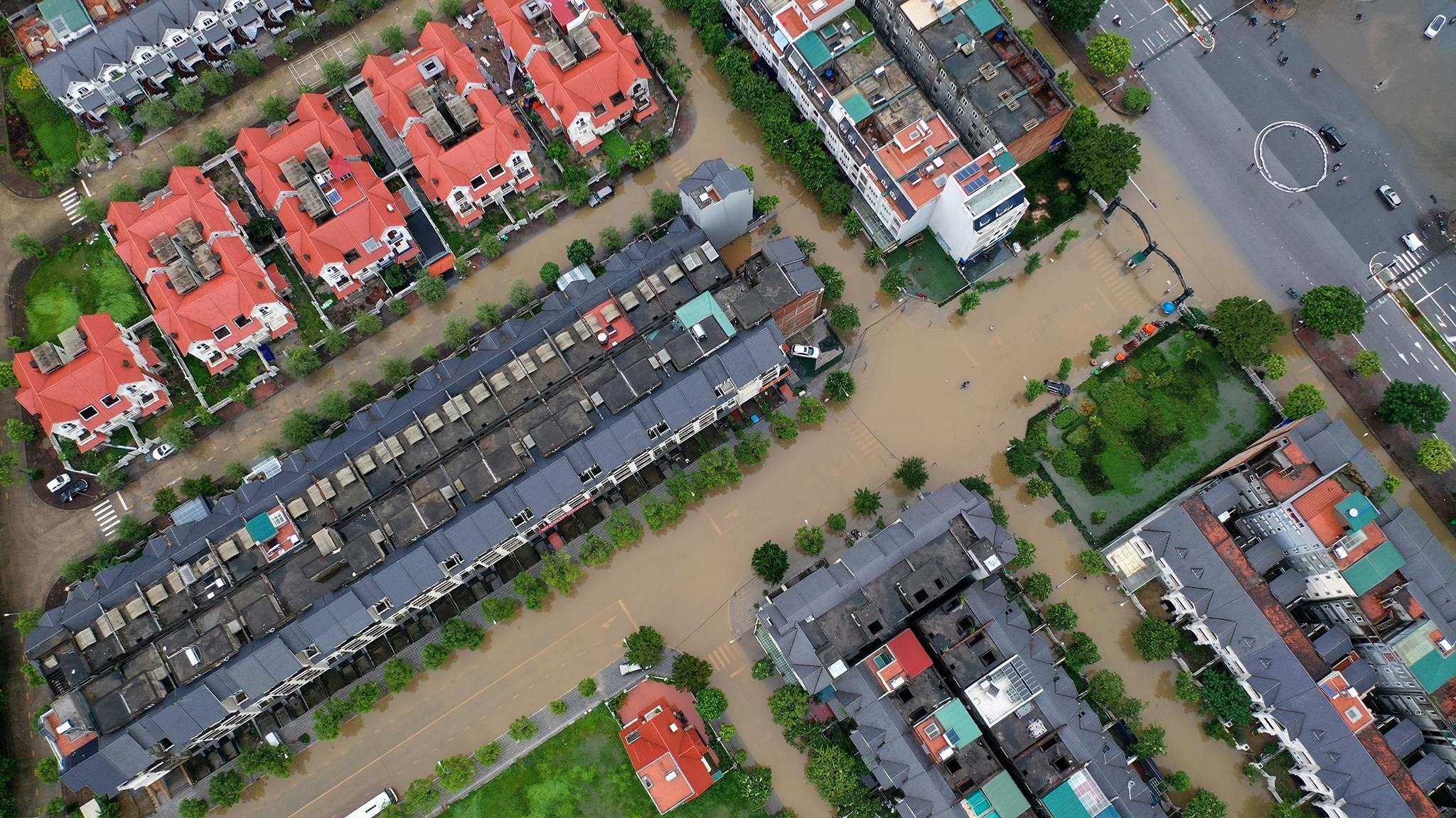 boi thuyen giua khu do thi tien ty anh 3