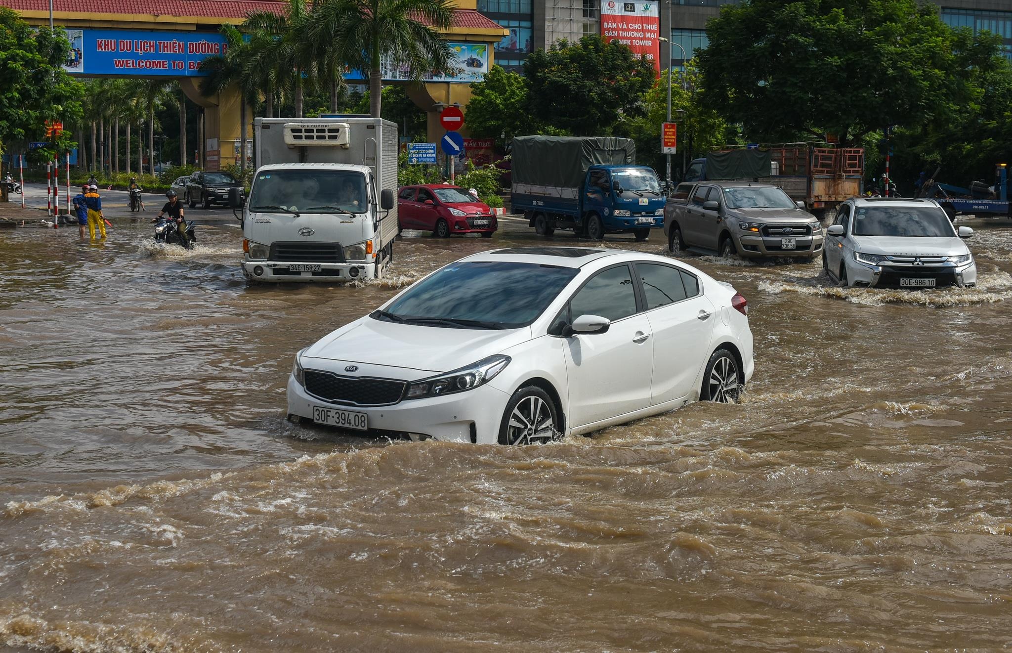 boi thuyen giua khu do thi tien ty anh 1