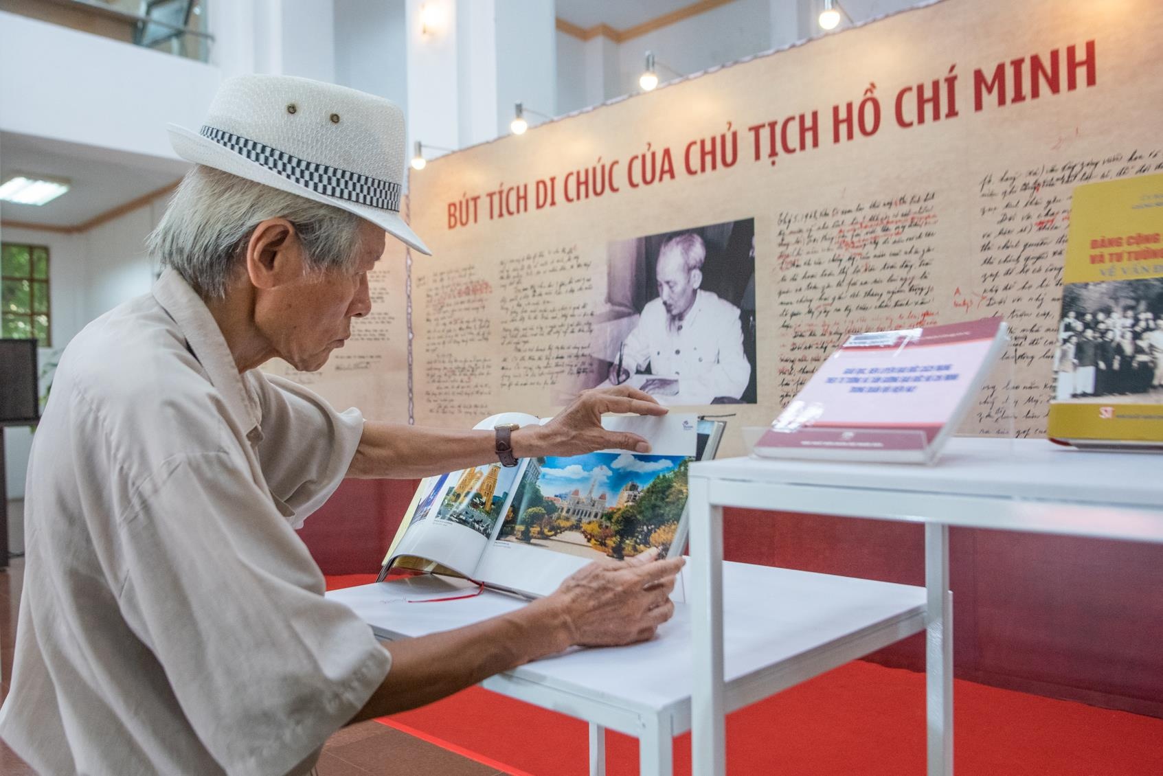 Can canh But tich, Di chuc cua Chu tich Ho Chi Minh hinh anh