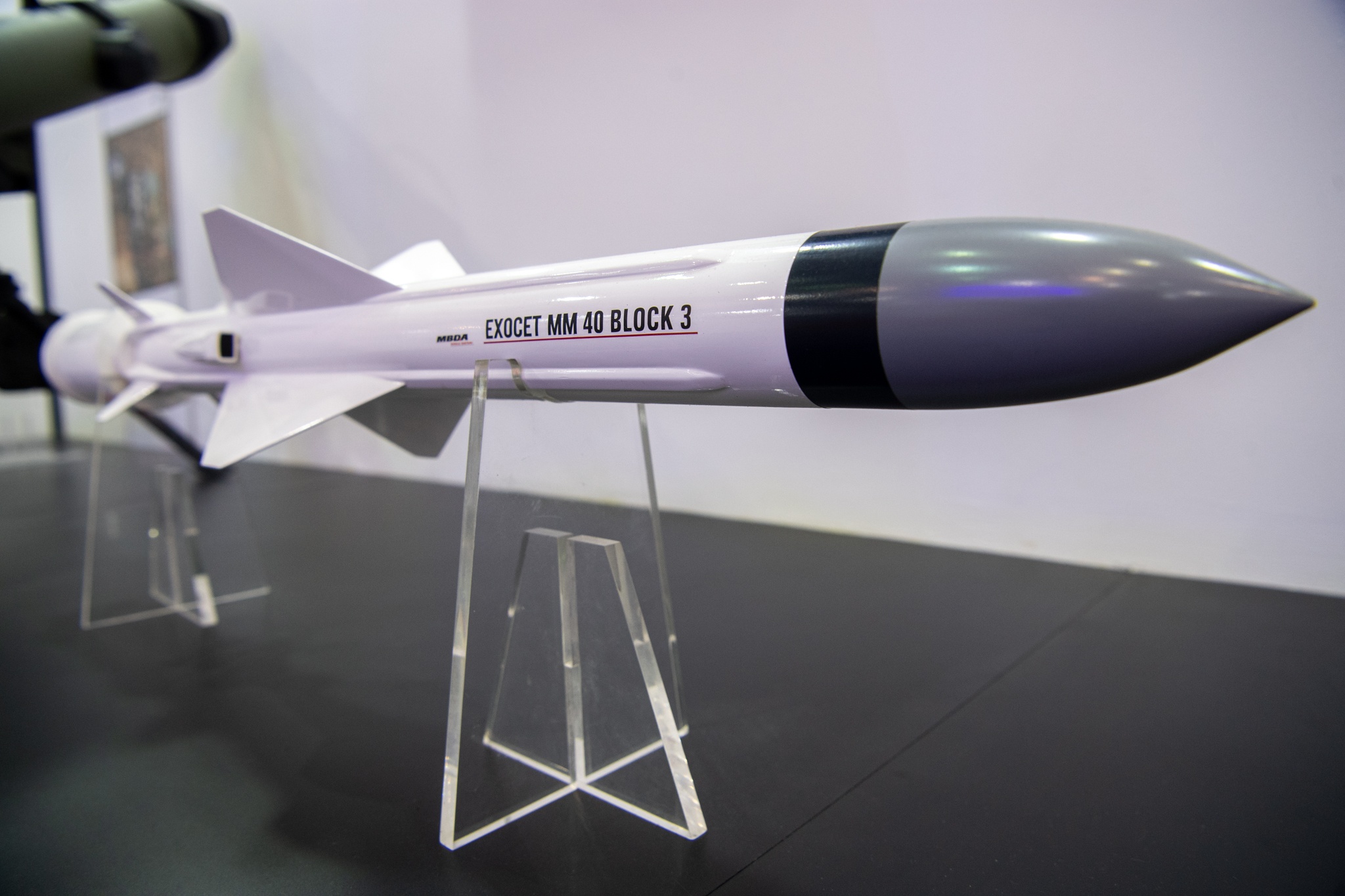 Can canh mo hinh may bay,  xe tang anh 11