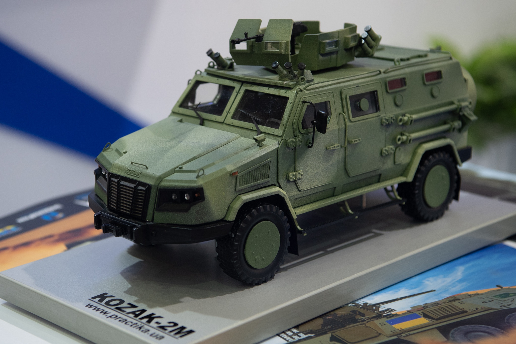 Can canh mo hinh may bay,  xe tang anh 12