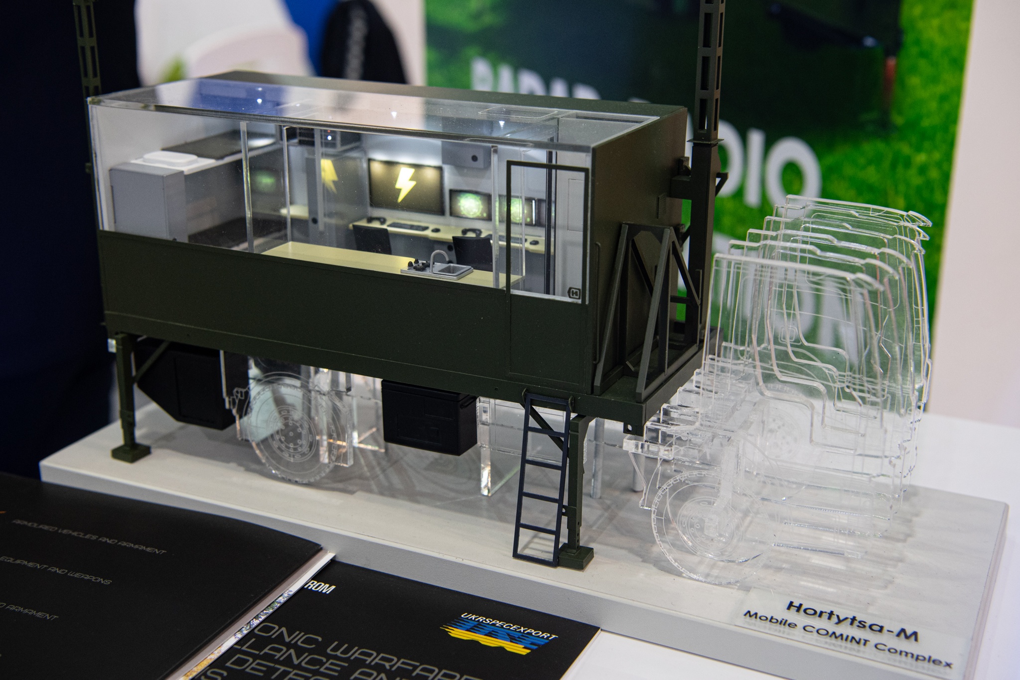 Can canh mo hinh may bay,  xe tang anh 13