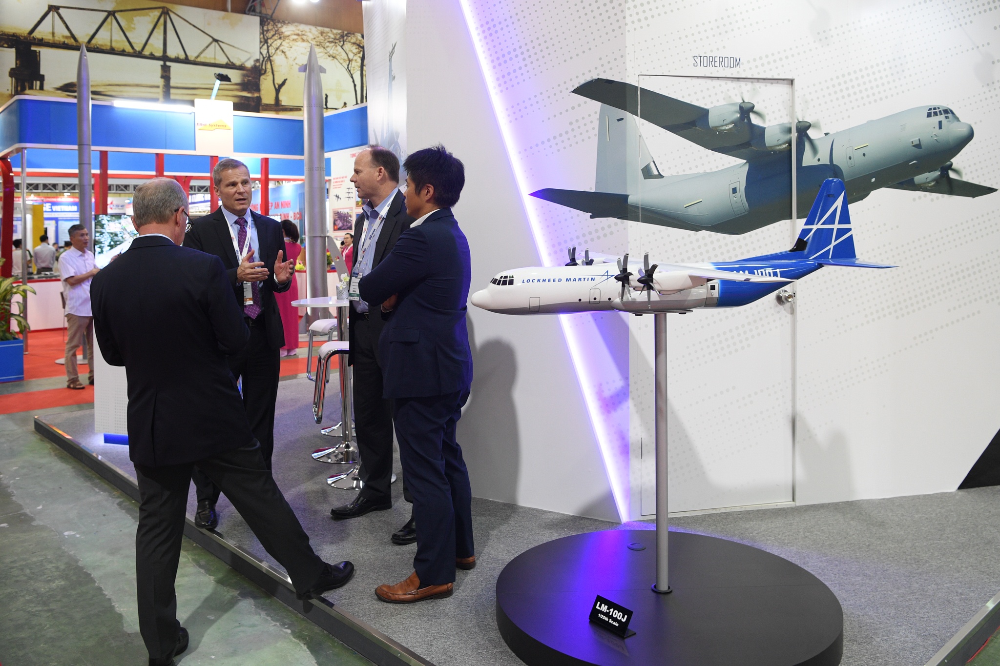 Can canh mo hinh may bay,  xe tang anh 1