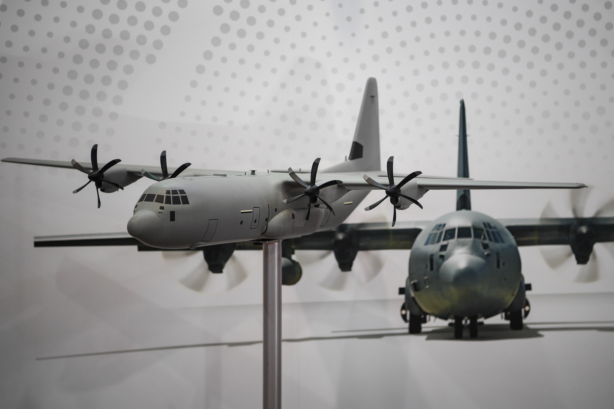 Can canh khi tai quan su mo hinh cua My, Nga trung bay o Ha Noi hinh anh