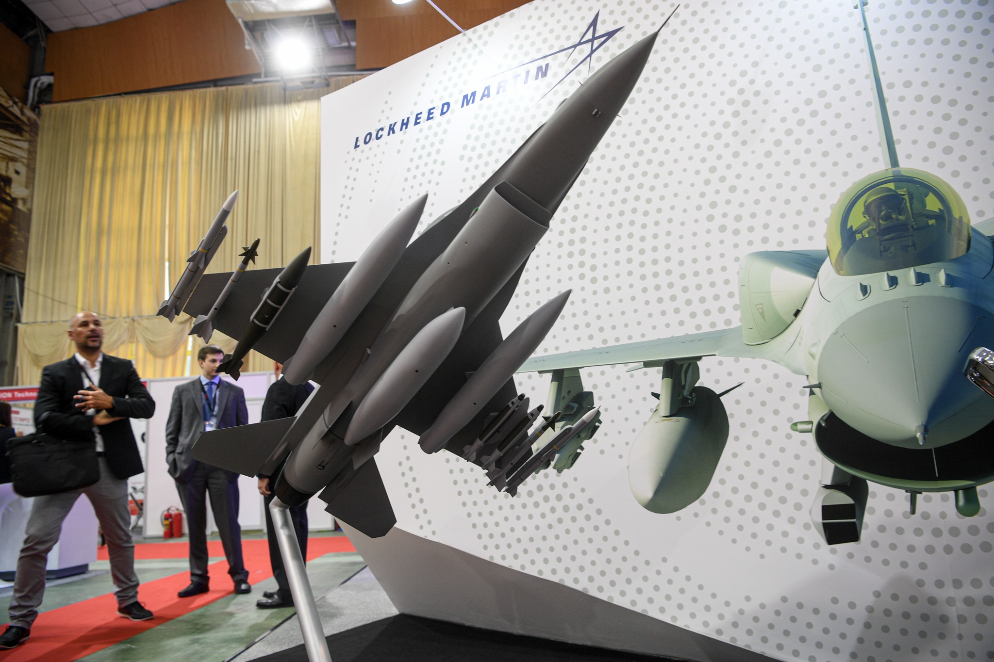 Can canh mo hinh may bay,  xe tang anh 3