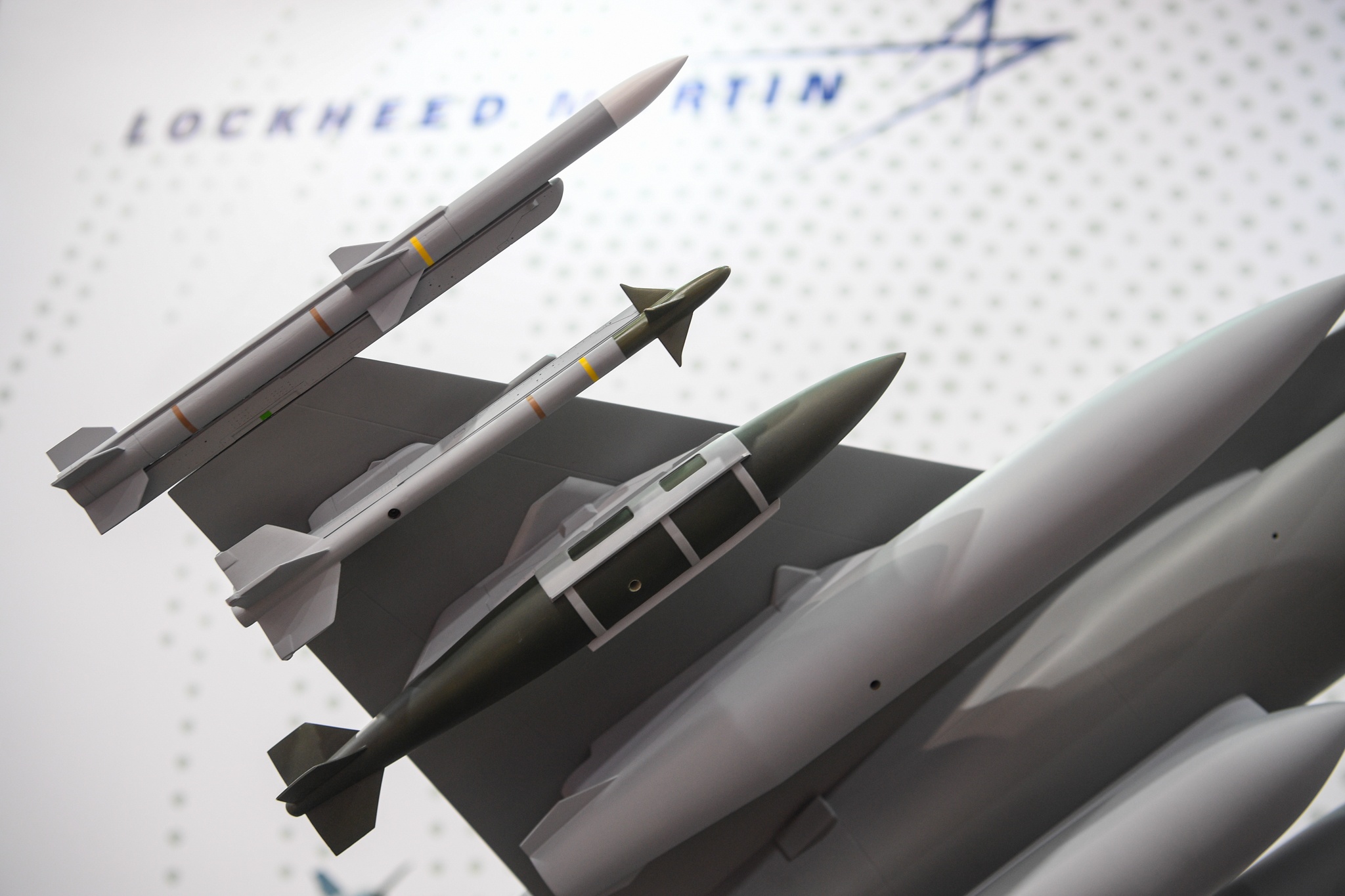 Can canh mo hinh may bay,  xe tang anh 4