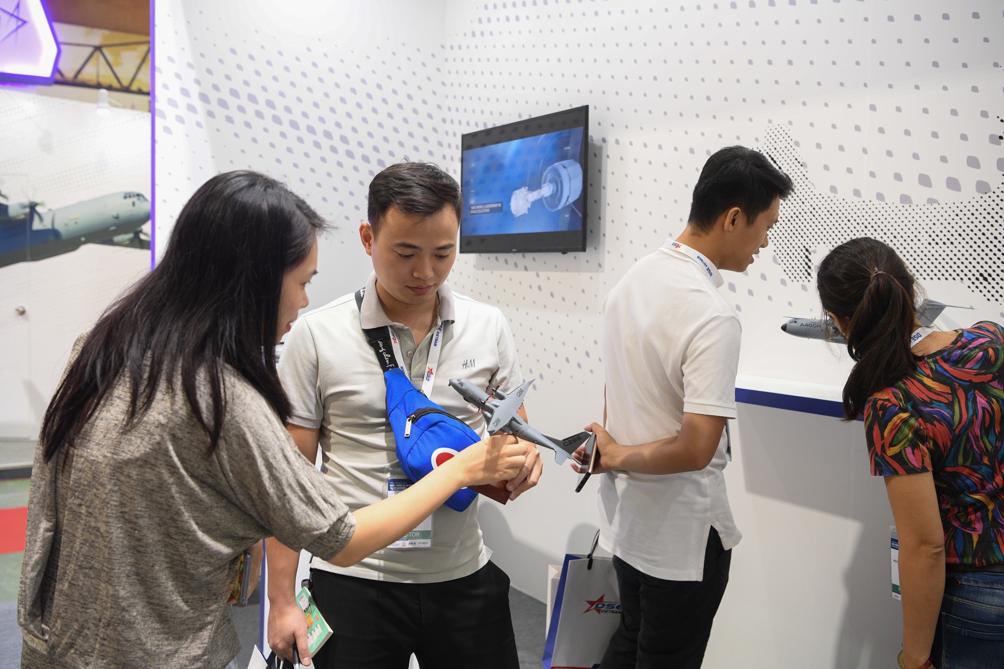 Can canh mo hinh may bay,  xe tang anh 6