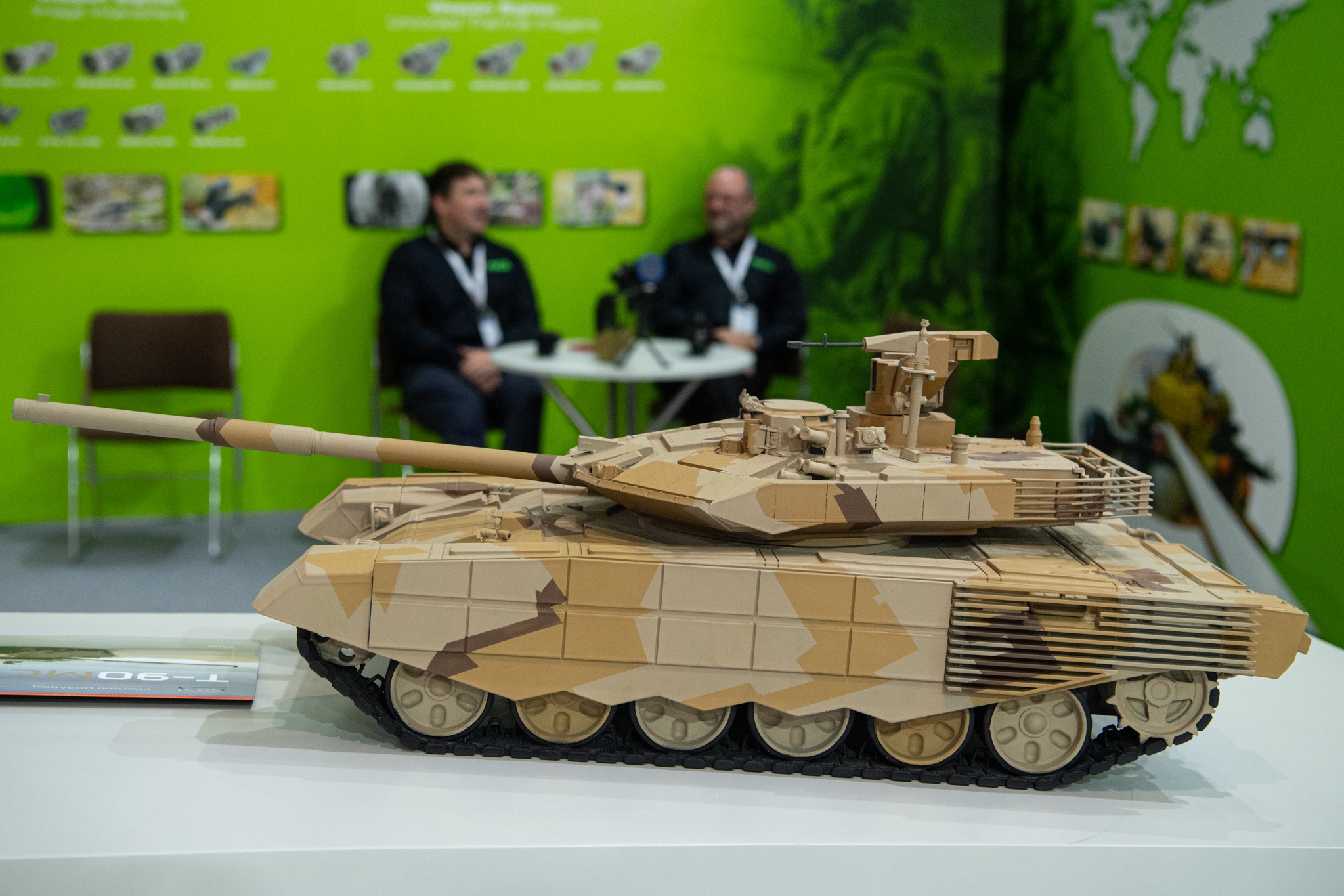 Can canh mo hinh may bay,  xe tang anh 7