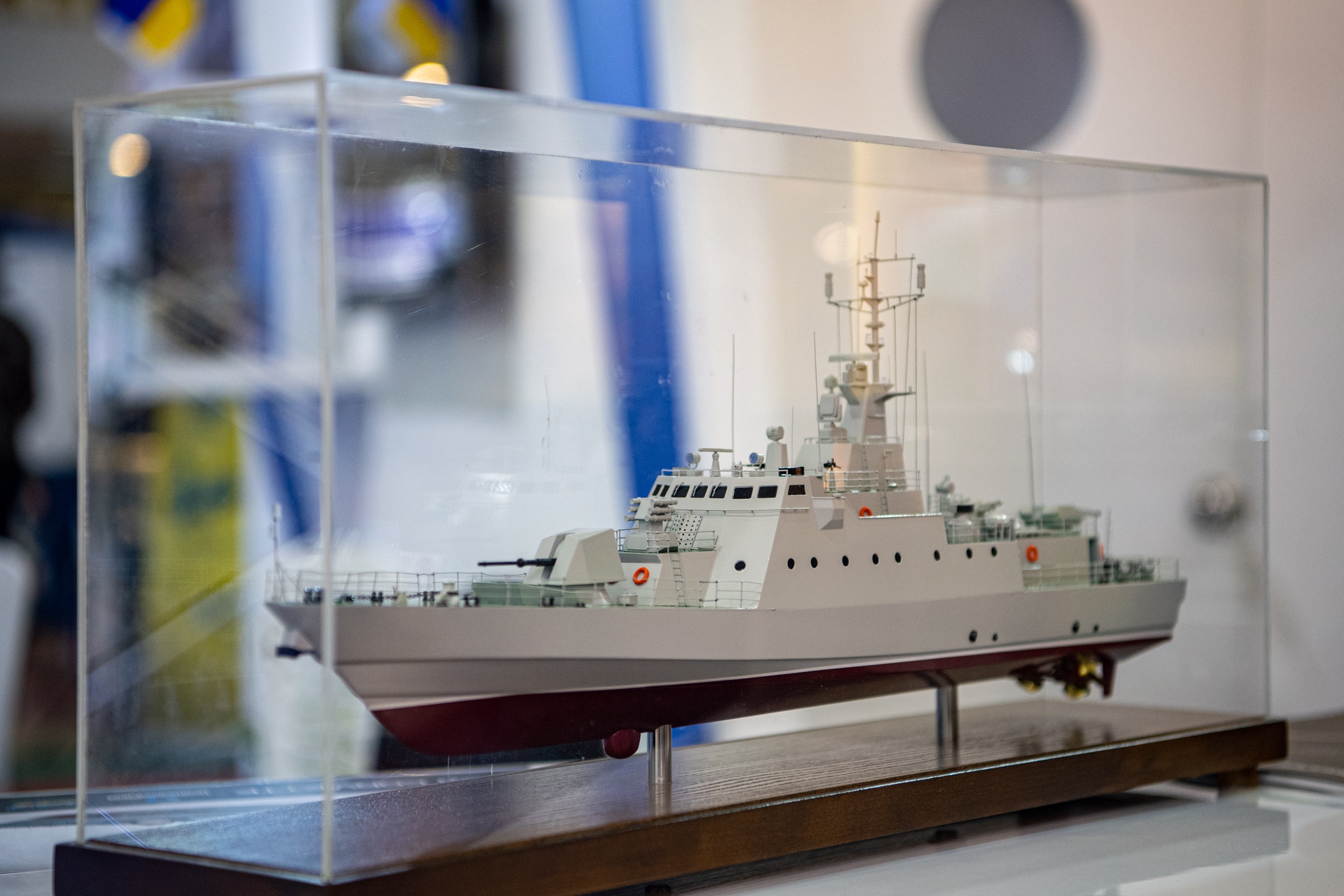 Can canh mo hinh may bay,  xe tang anh 10