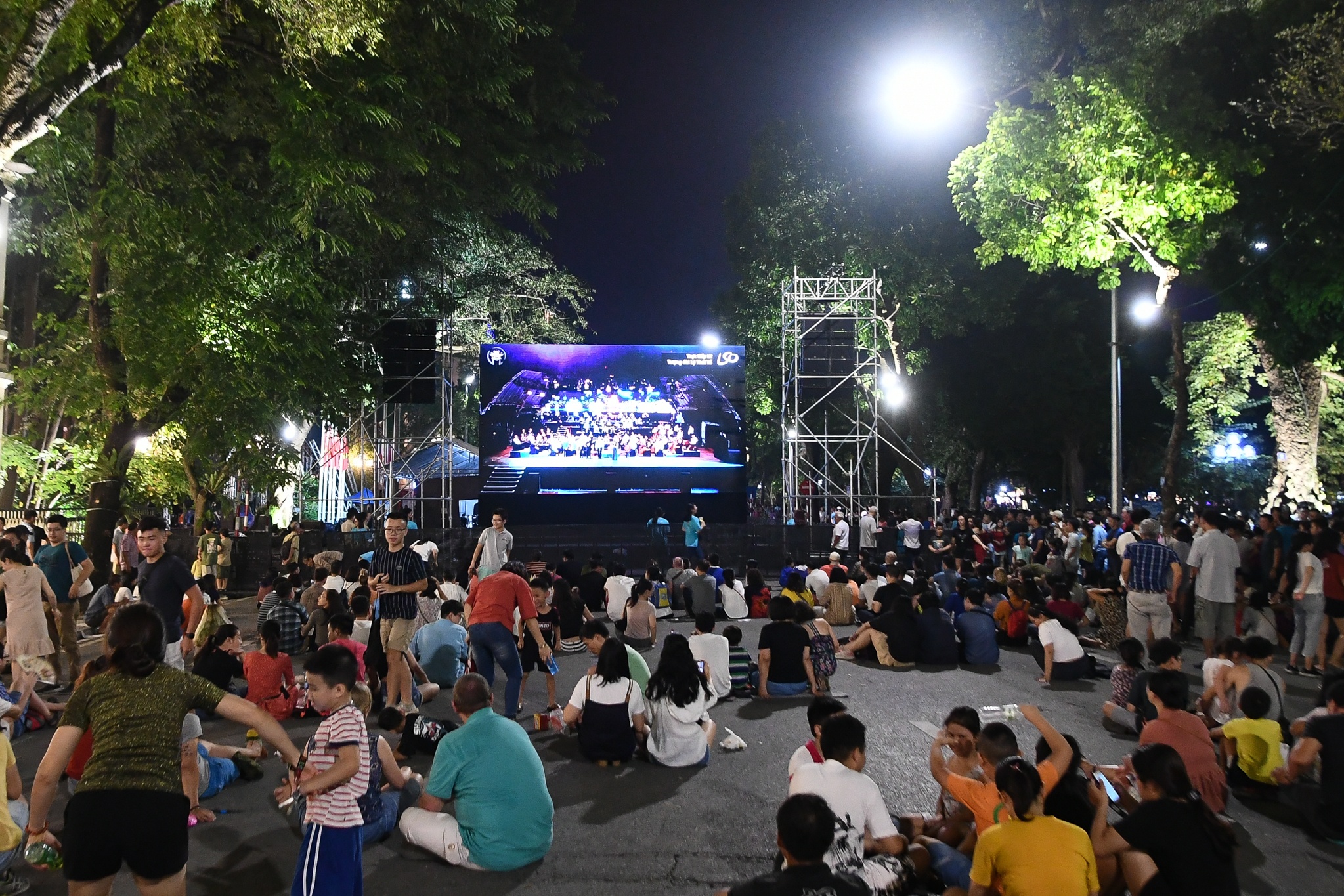 Dan nhac Giao huong London bieu dien tai pho di bo Ho Guom anh 10