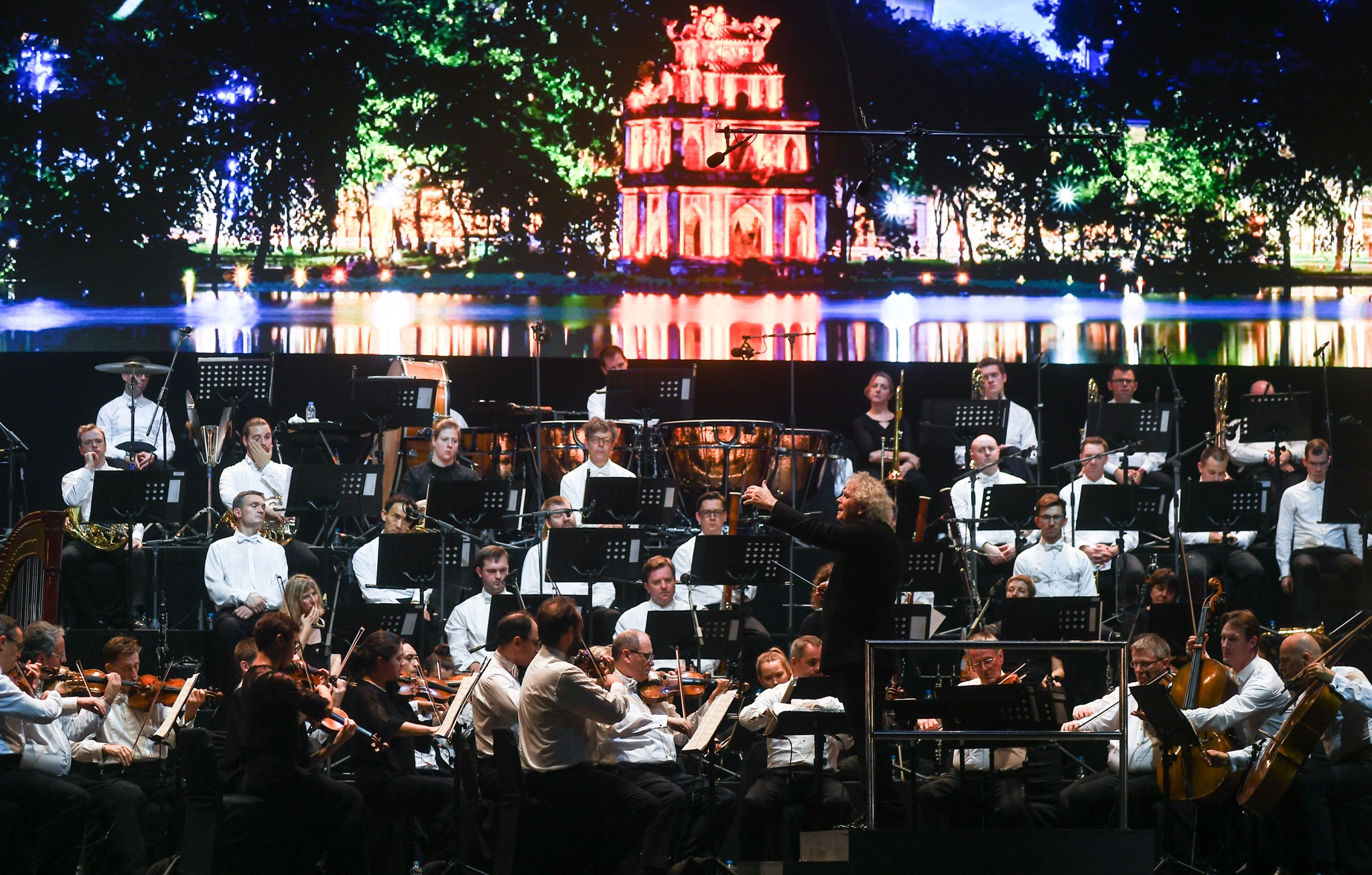 Dan nhac Giao huong London bieu dien tai pho di bo Ho Guom anh 1