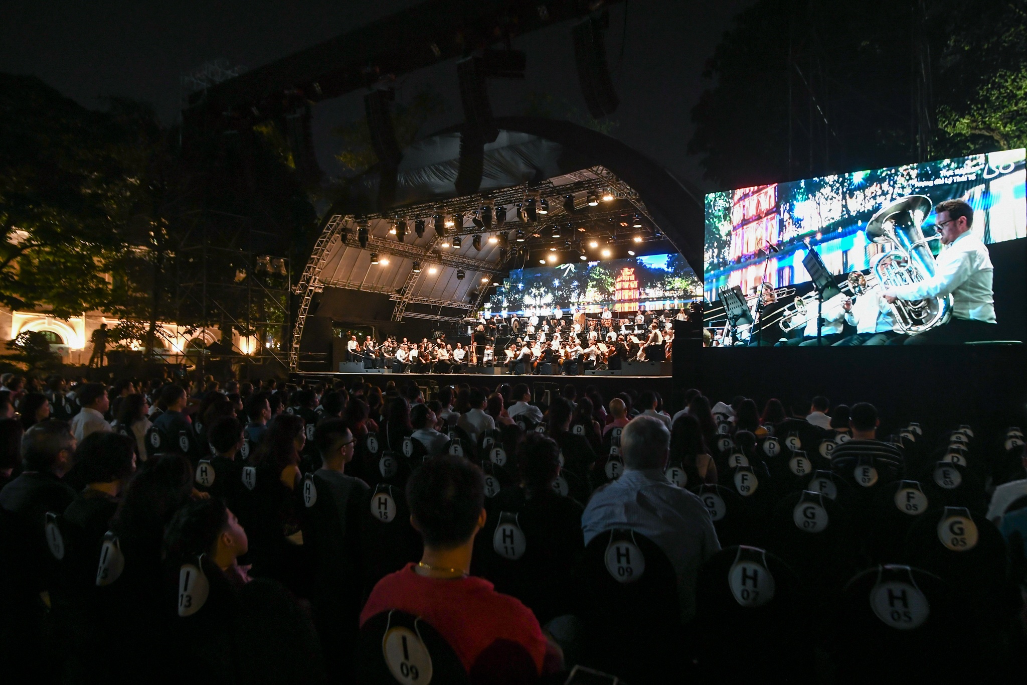 Dan nhac Giao huong London bieu dien tai pho di bo Ho Guom anh 2