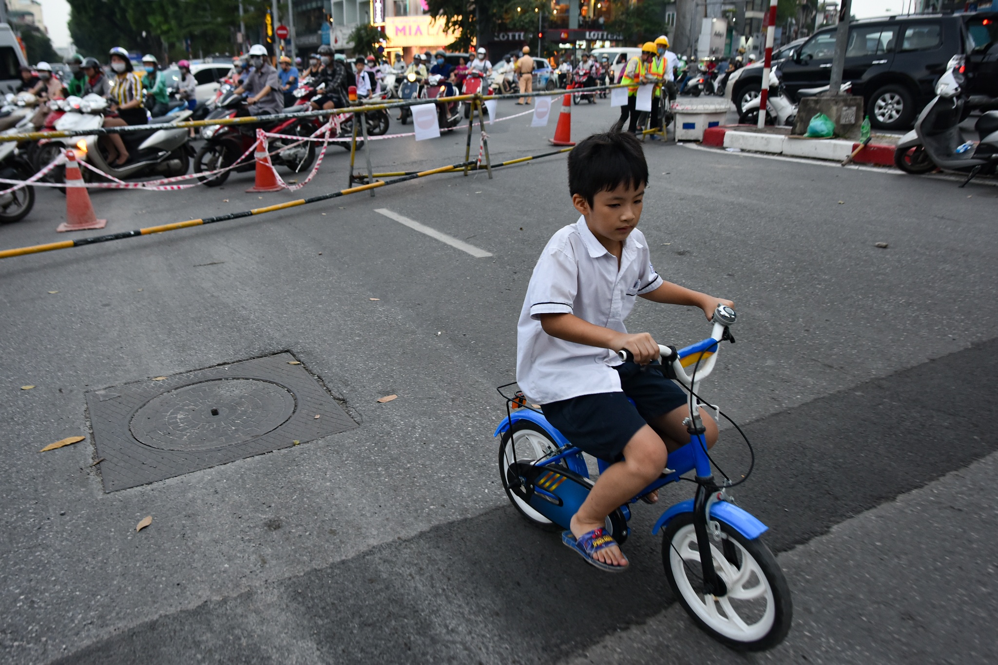 Rao chan them nua duong Kim Ma, giao thong gio tan tam lon xon hinh anh