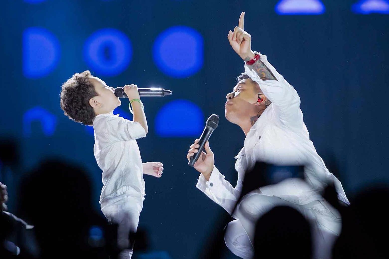 Tuan Hung song ca cung con trai Su Hao hinh anh