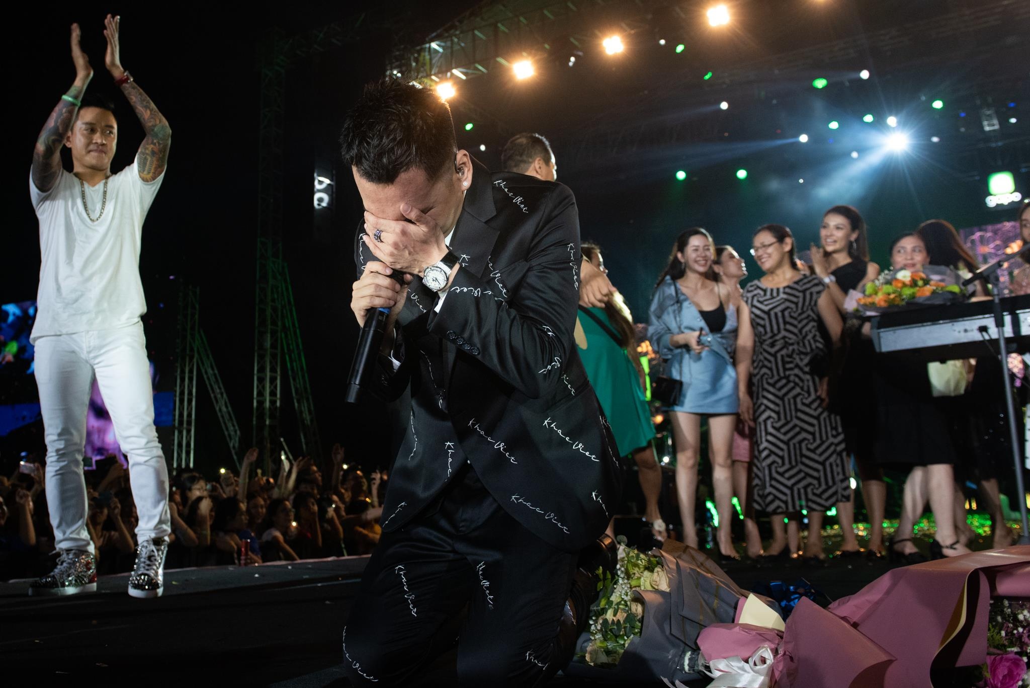 Khac Viet guc khoc trong dem nhac ky niem 10 nam ca hat hinh anh