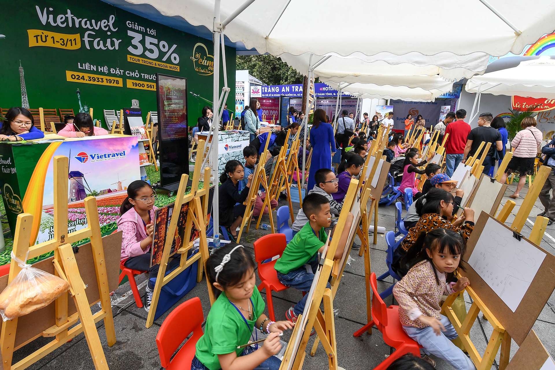 Hoa si nhi ve vung dat trong mo anh 1