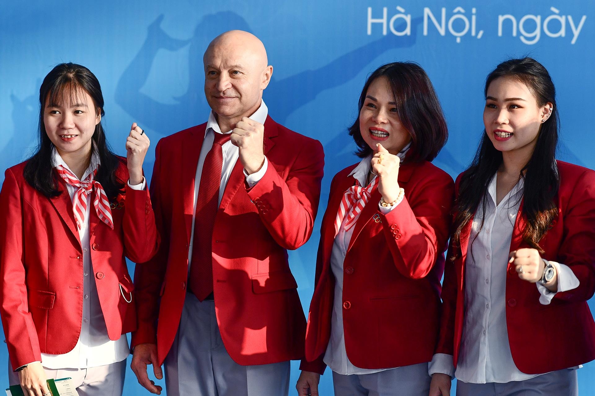 Doan TTVN phu sac do san bay Noi Bai truoc gio sang Philippines hinh anh