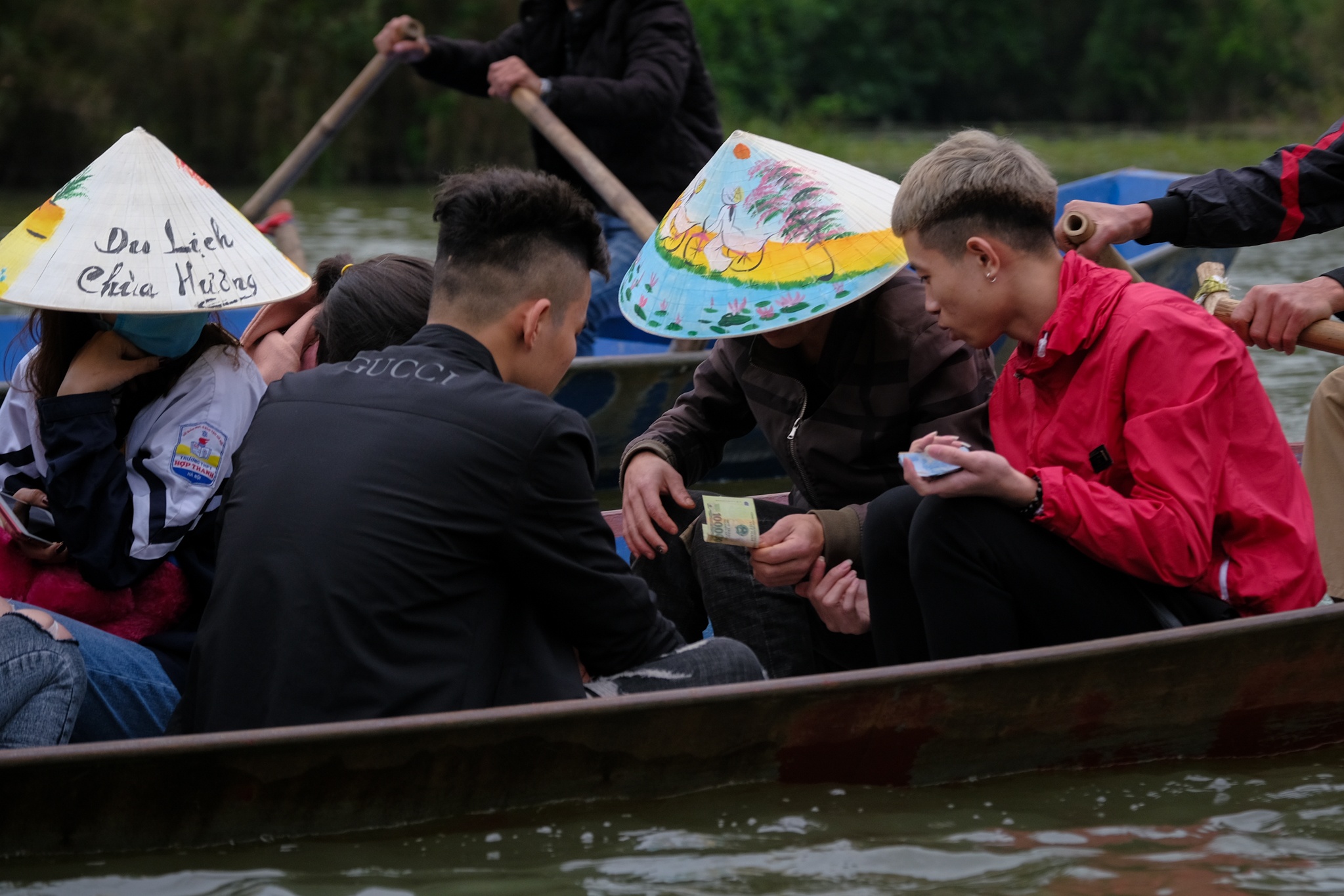 Danh bai an tien, khong mac ao phao khi tray hoi chua Huong hinh anh