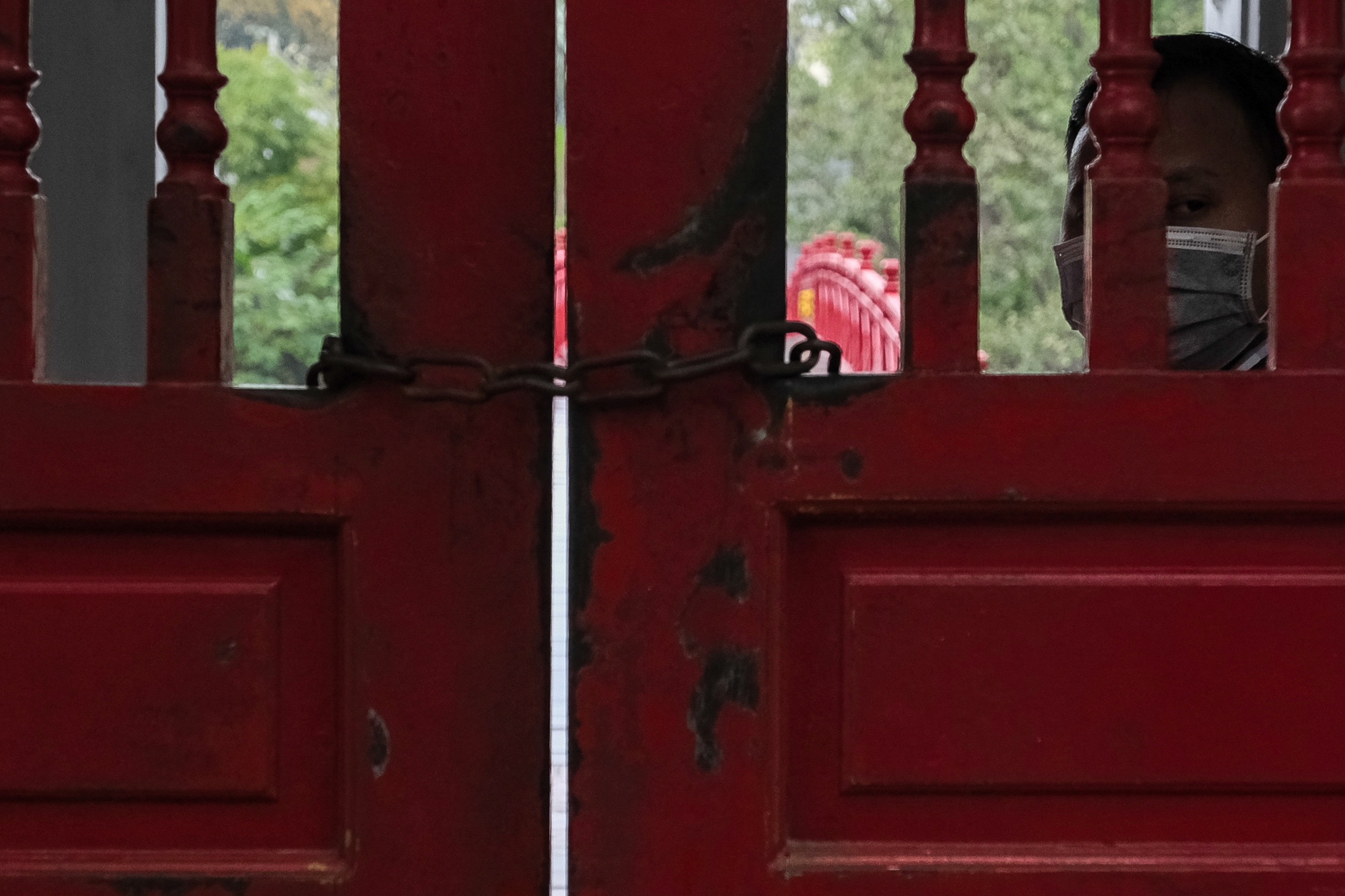 Khach du lich bat ngo khi cau The Huc dong cua hinh anh