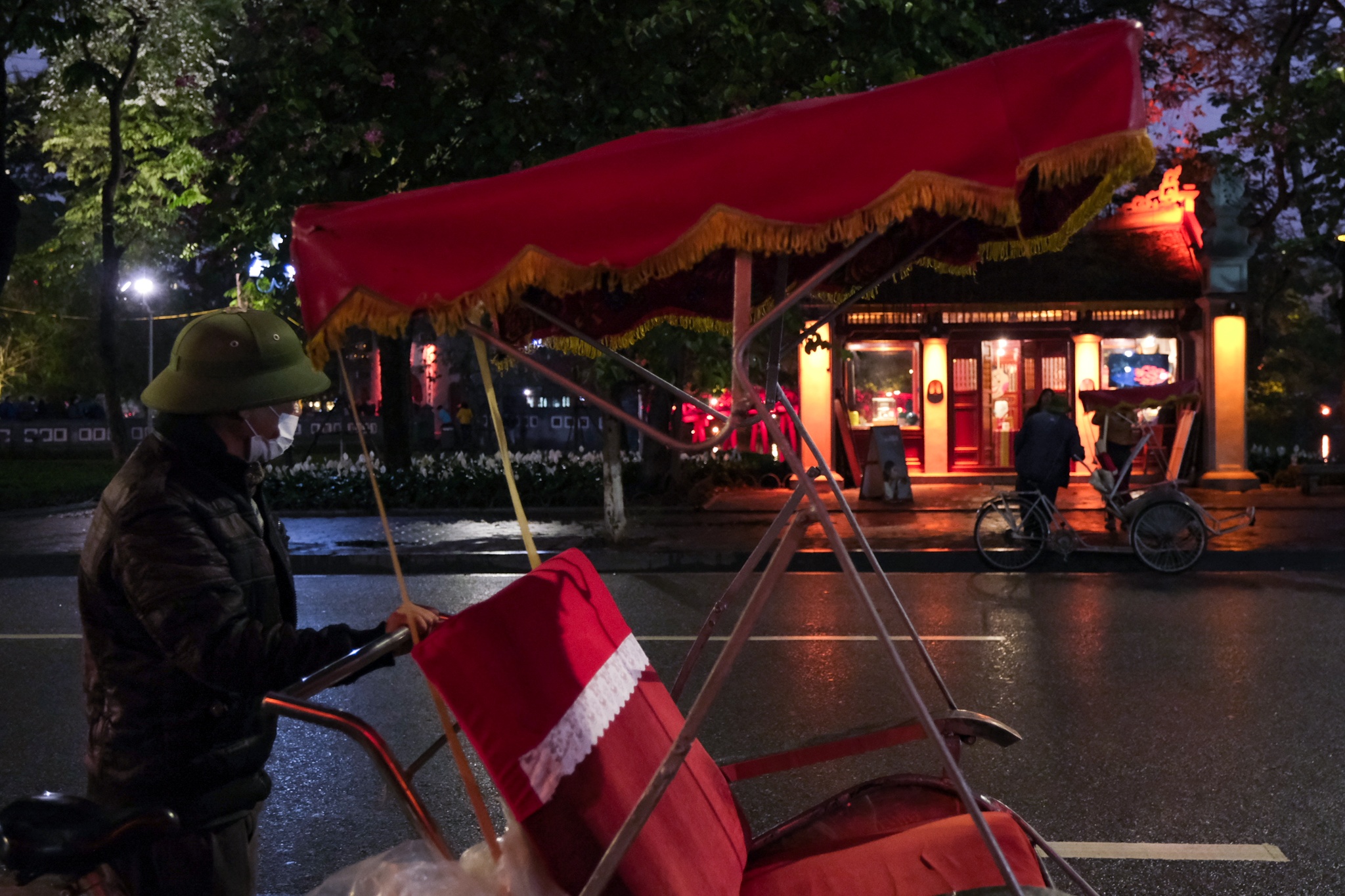 Đóng cửa cầu Thê Húc đón khách ảnh 10 Dong cua cau The Huc don khach anh 10