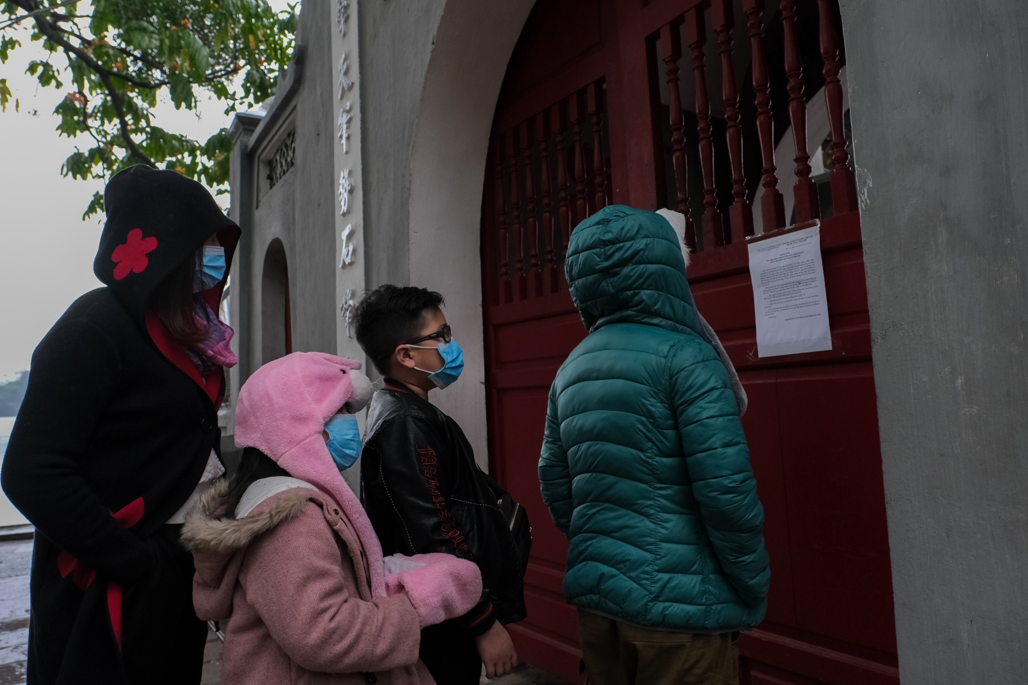 Đóng cửa cầu Thê Húc đón khách ảnh 2 Dong cua cau The Huc don khach anh 2