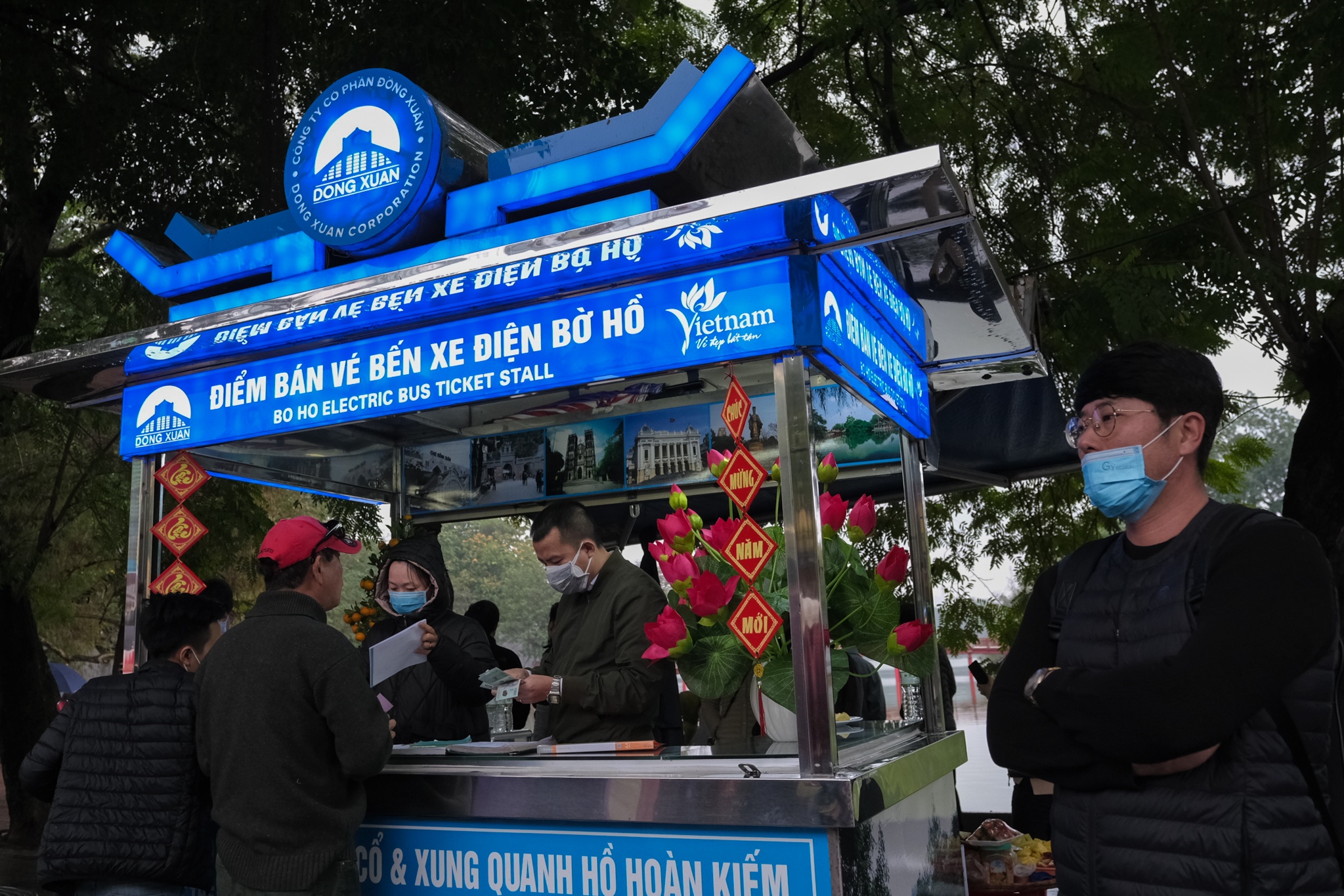 Đóng cửa cầu Thê Húc đón khách ảnh 6 Dong cua cau The Huc don khach anh 6