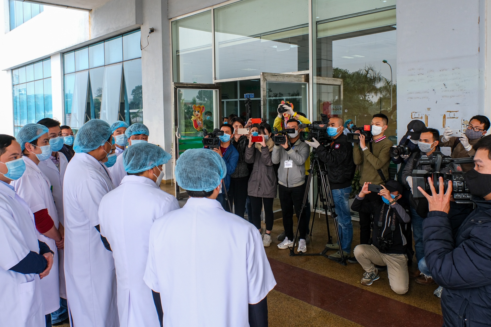 3 benh nhan xuat vien anh 5