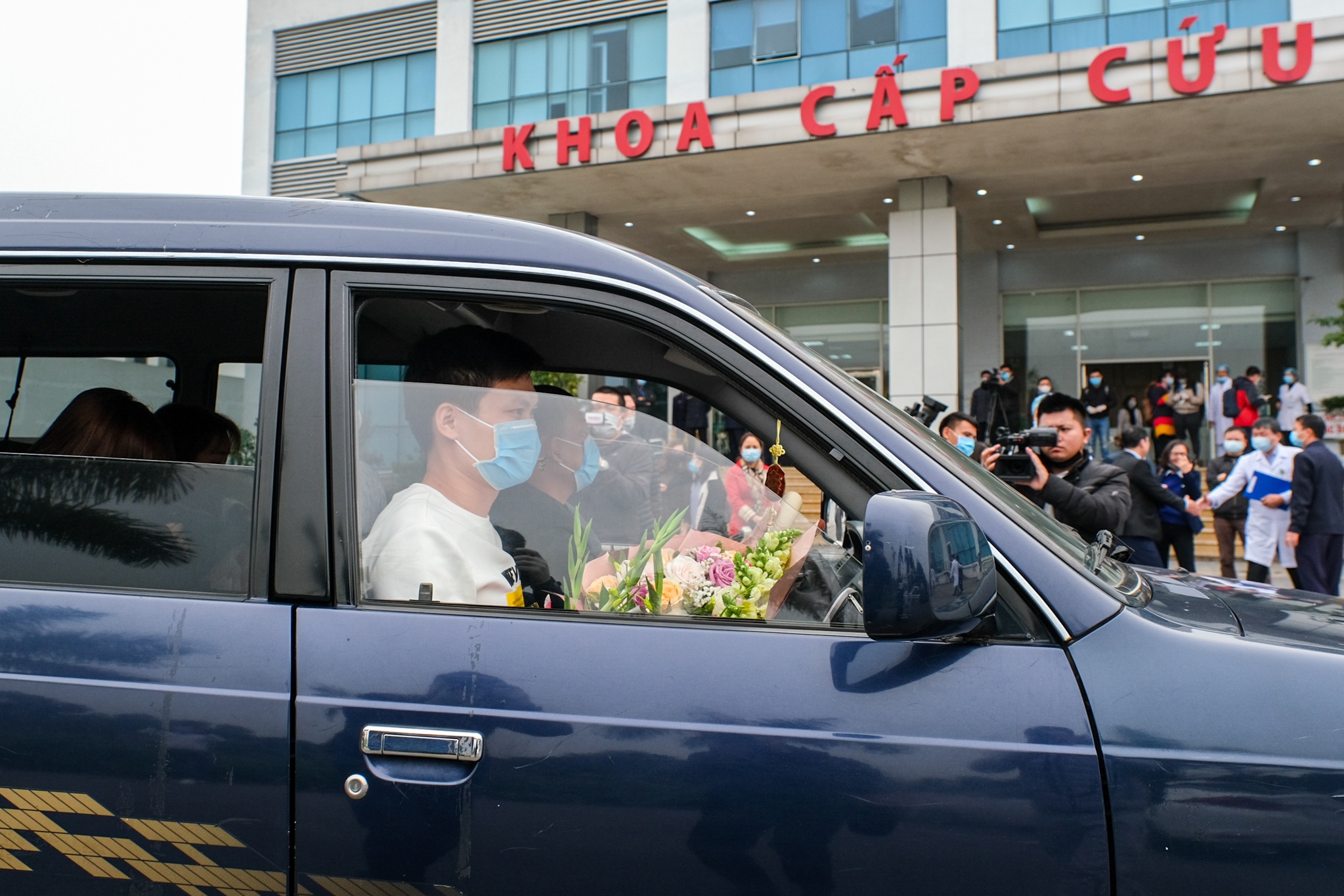 Benh vien dung oto dua nguoi nhiem nCoV khoi benh ve nha hinh anh