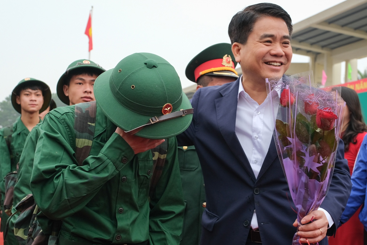 Chu tich Ha Noi tang hoa, dong vien tan binh ngay nhap ngu hinh anh