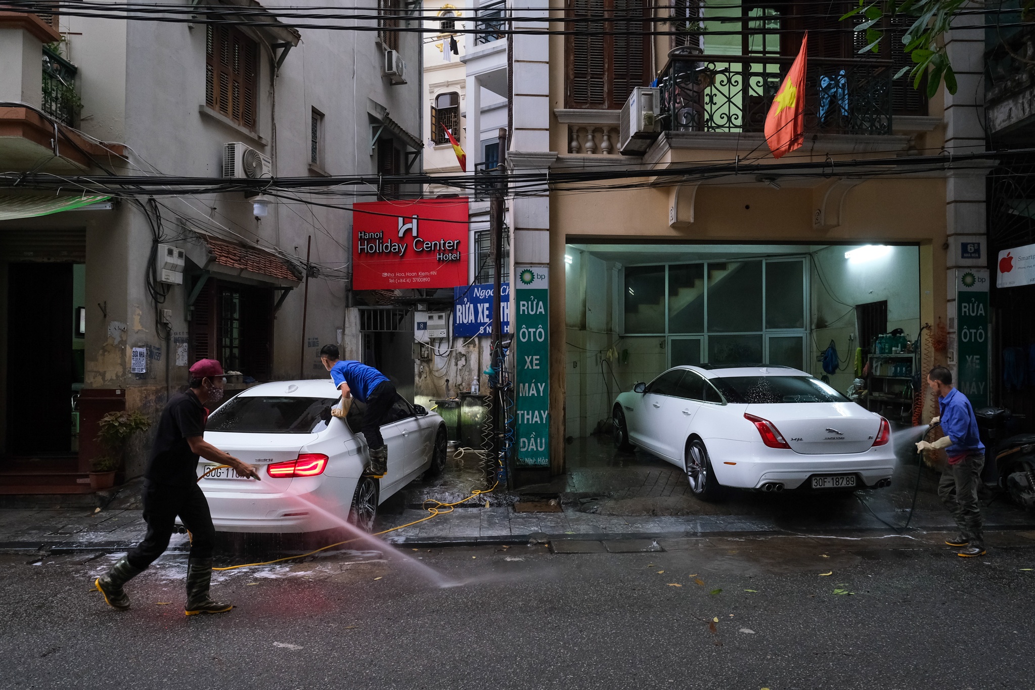 Ong chu lam thay nhan vien anh 1