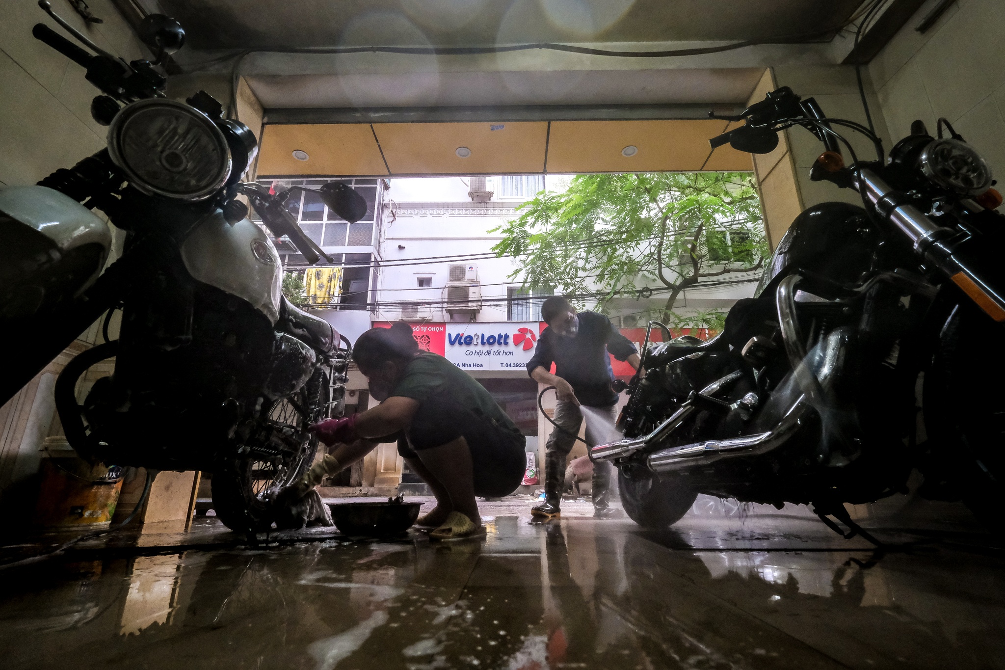 Ong chu lam thay nhan vien anh 2