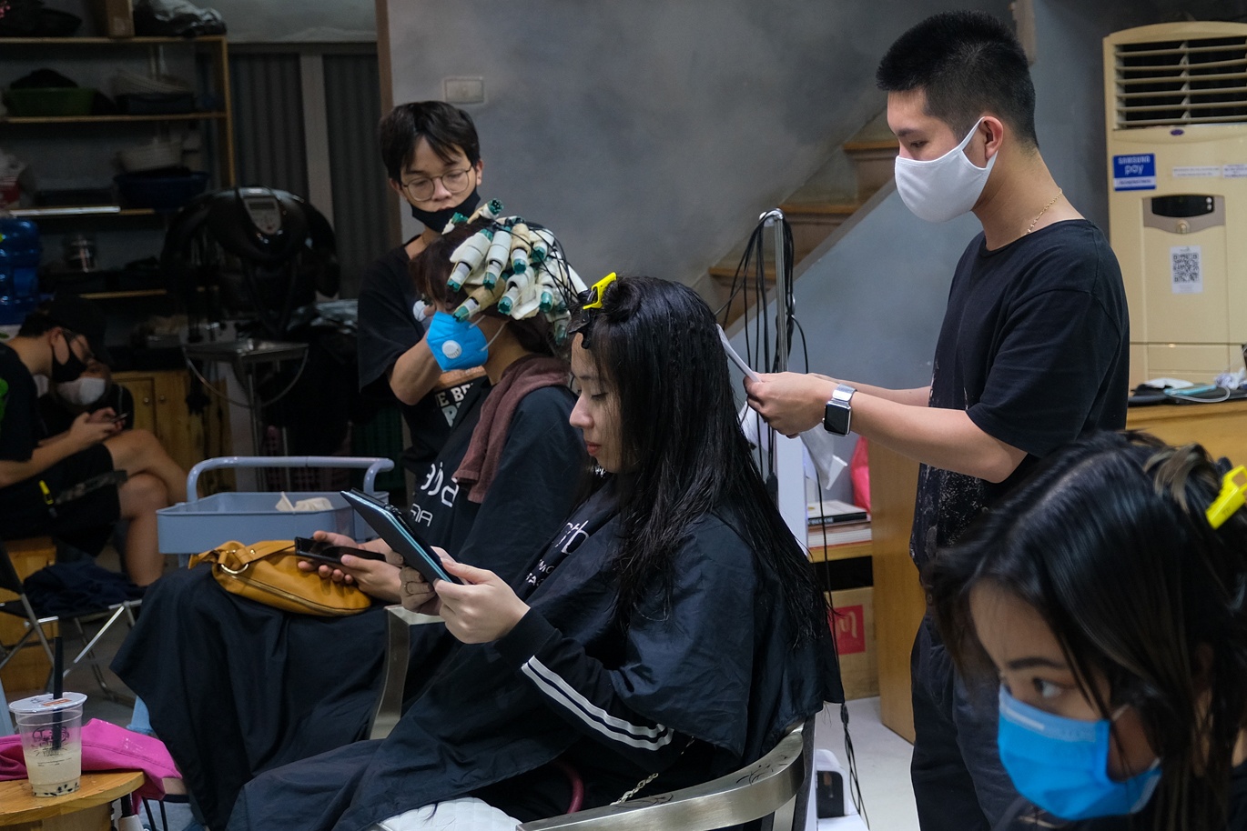 Khach hoi ha rua xe, lam dep, ong chu phu viec thay nhan vien hinh anh