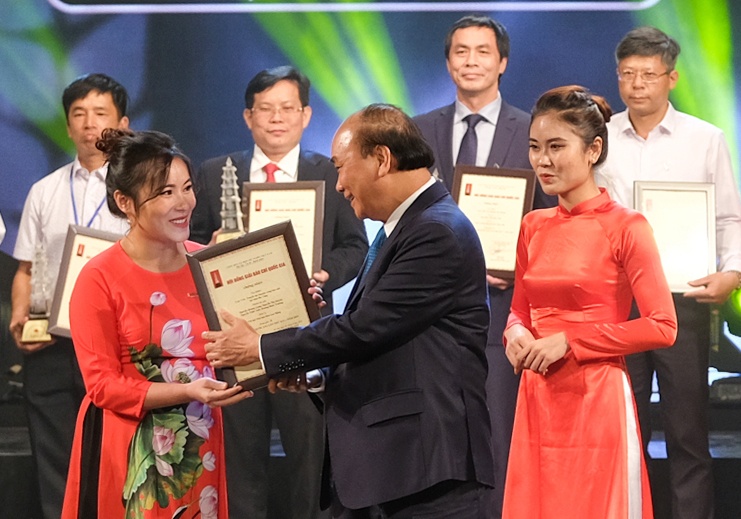 Loat bai dieu tra ve chua Ba Vang doat giai Bao chi quoc gia 2019 hinh anh