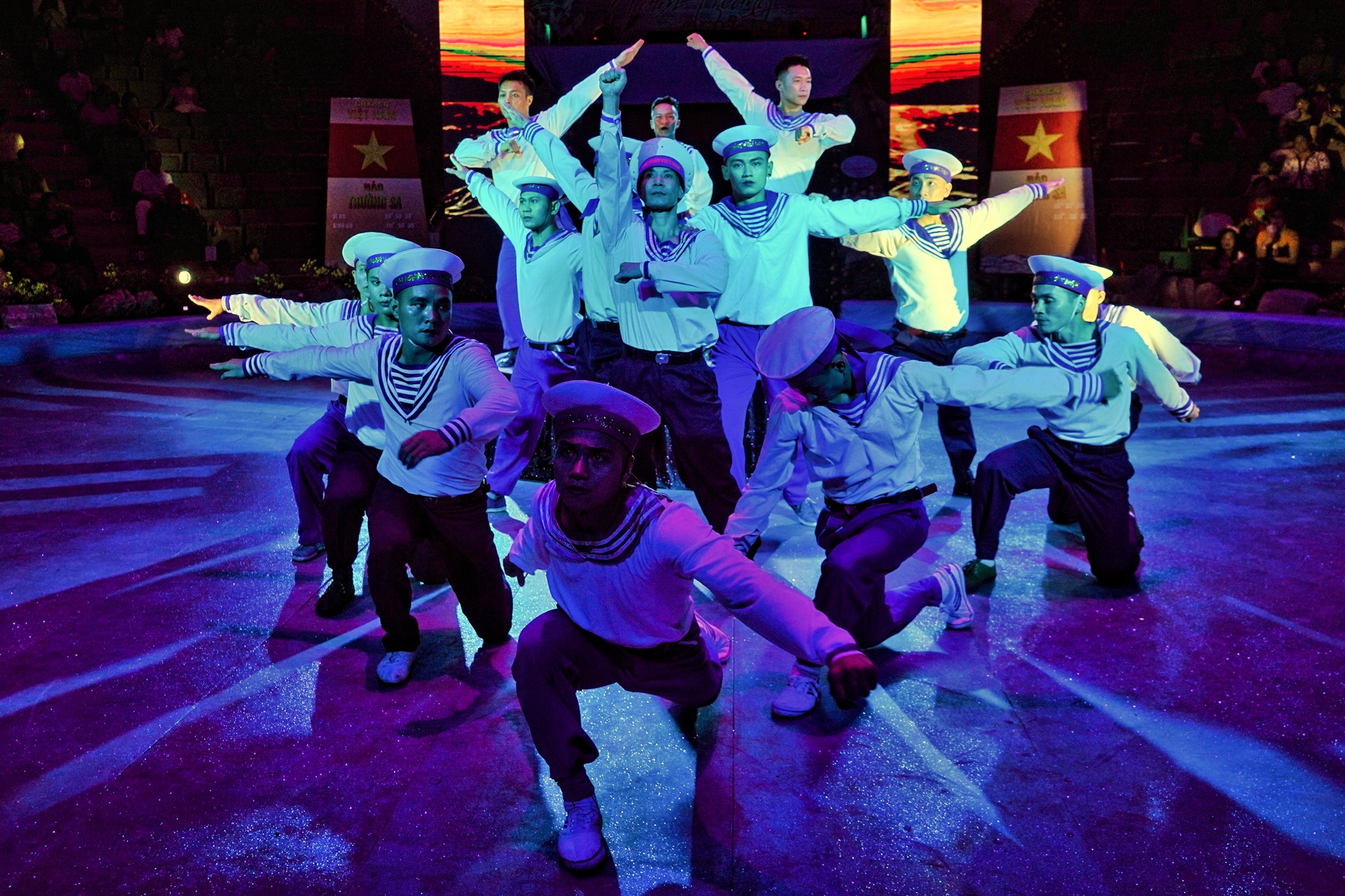 Chien si Hai quan nhao lon tren san khau xiec hinh anh