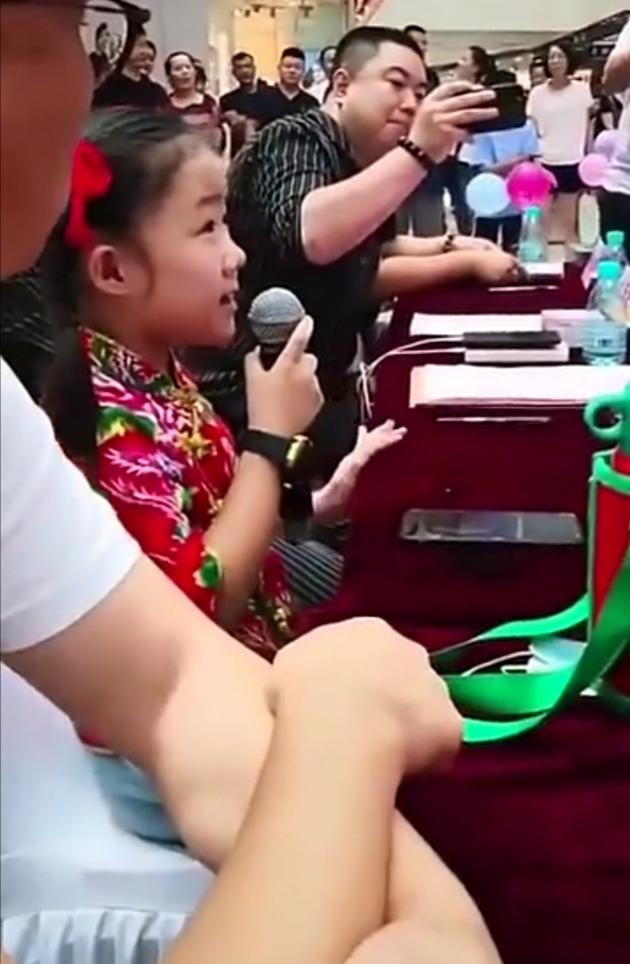 Be gai 8 tuoi lam ban giam khao cuoc thi hat anh 1