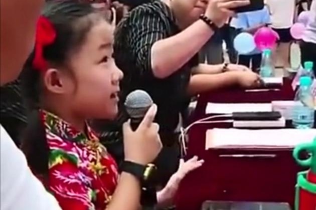 Be gai 8 tuoi lam giam khao cuoc thi hat cua nguoi lon hinh anh