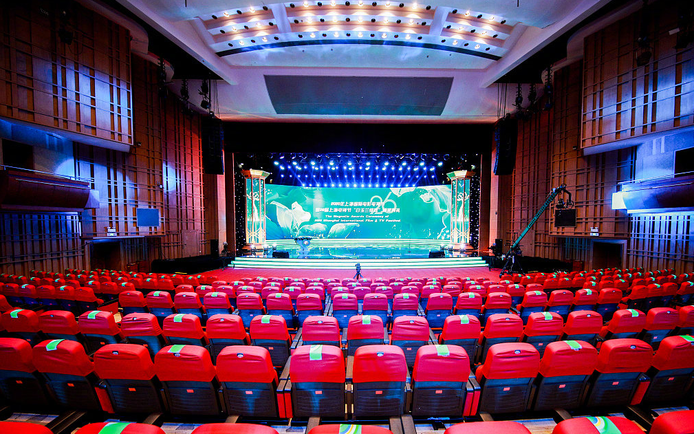 Dan sao Trung Quoc deo khau trang,  ngoi gian cach tai le trao giai anh 1