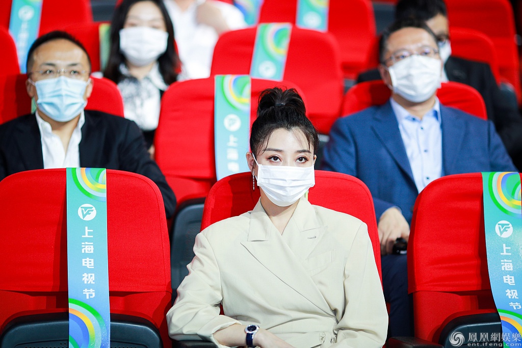 Dan sao Trung Quoc deo khau trang,  ngoi gian cach tai le trao giai anh 4