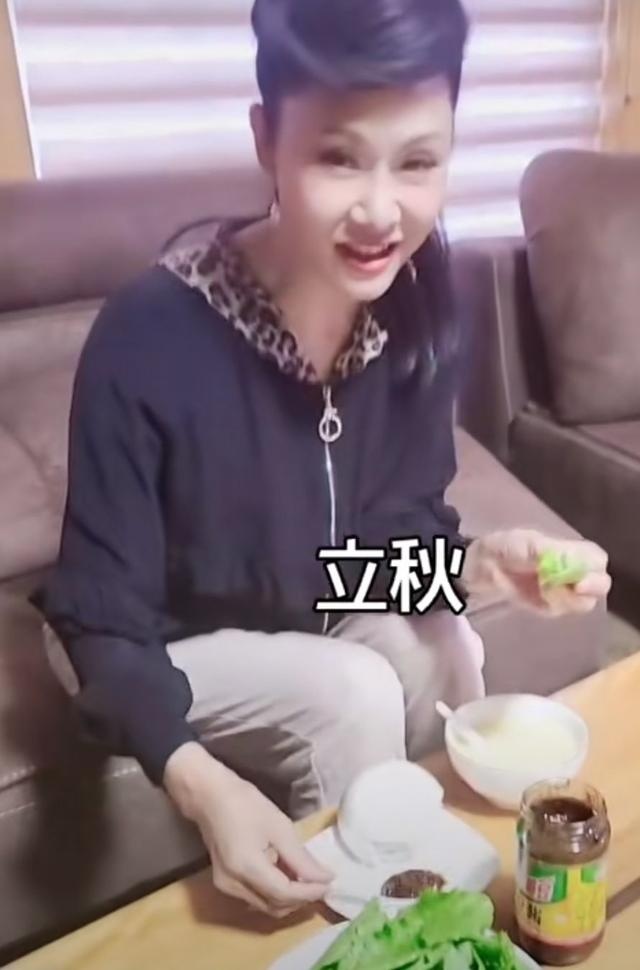 Nghệ sĩ gạo cội 55 tuổi xứ Trung phải tự mang đồ ăn khi đi diễn ảnh 1 Nghe si gao coi 55 tuoi xu Trung phai tu mang do an khi di dien anh 1