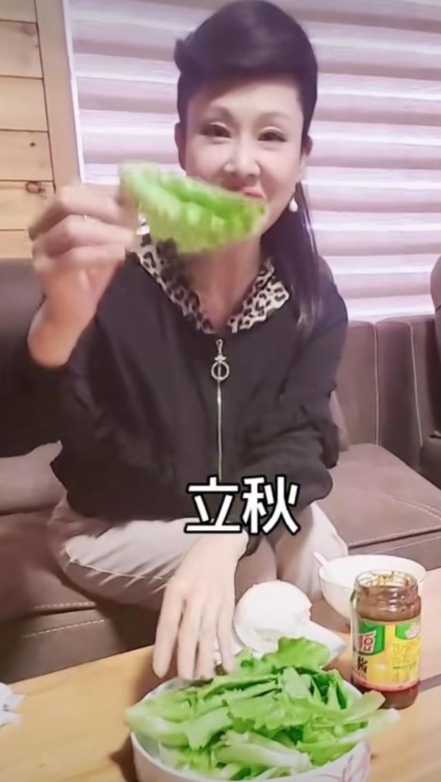 Nghệ sĩ gạo cội 55 tuổi xứ Trung phải tự mang đồ ăn khi đi diễn ảnh 2 Nghe si gao coi 55 tuoi xu Trung phai tu mang do an khi di dien anh 2