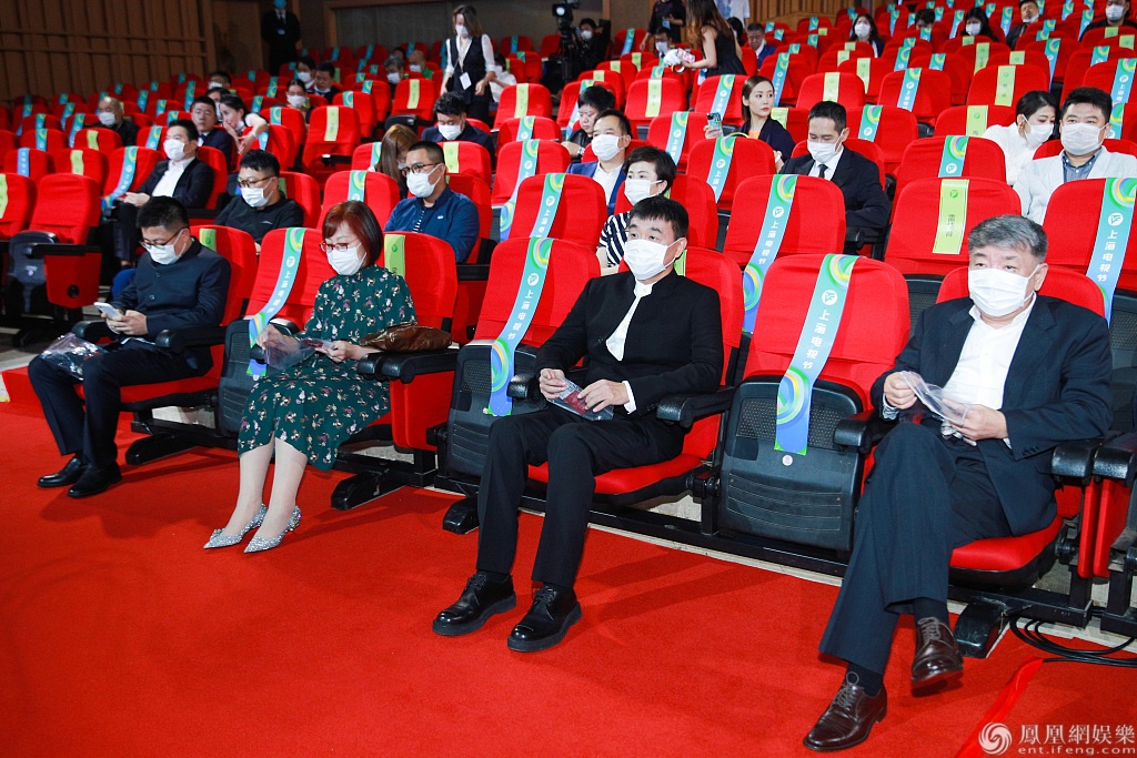 Dan sao Trung Quoc deo khau trang,  ngoi gian cach tai le trao giai anh 2