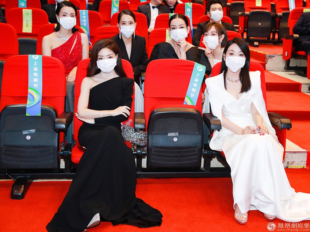 Dien vien Trung Quoc deo khau trang, ngoi gian cach tai le trao giai hinh anh