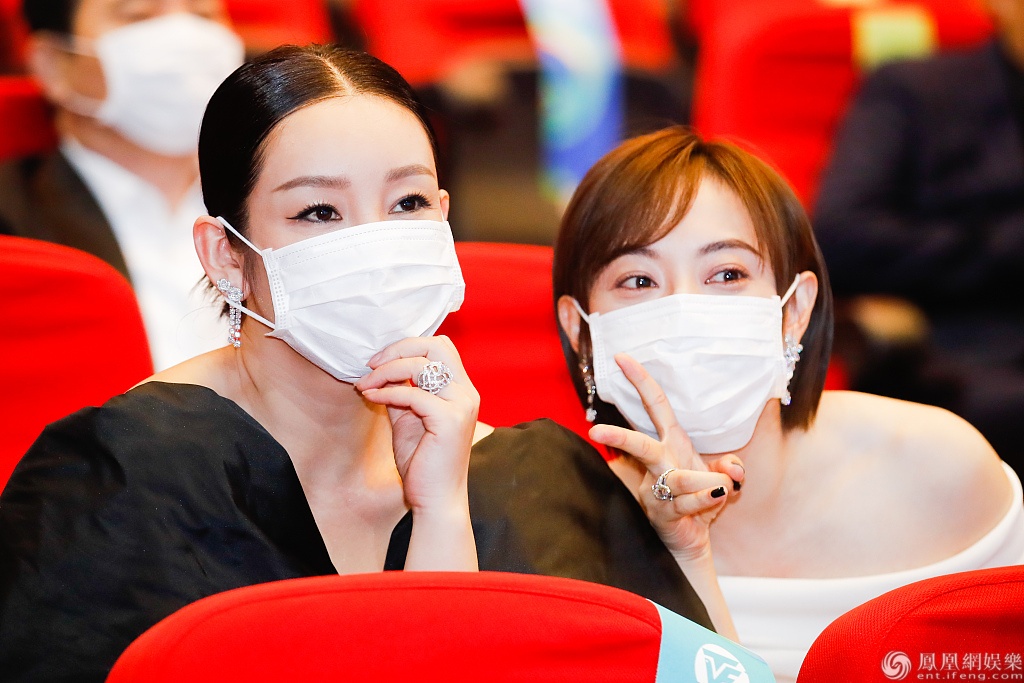 Dan sao Trung Quoc deo khau trang,  ngoi gian cach tai le trao giai anh 5