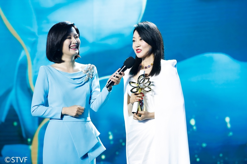 Dan sao Trung Quoc deo khau trang,  ngoi gian cach tai le trao giai anh 7