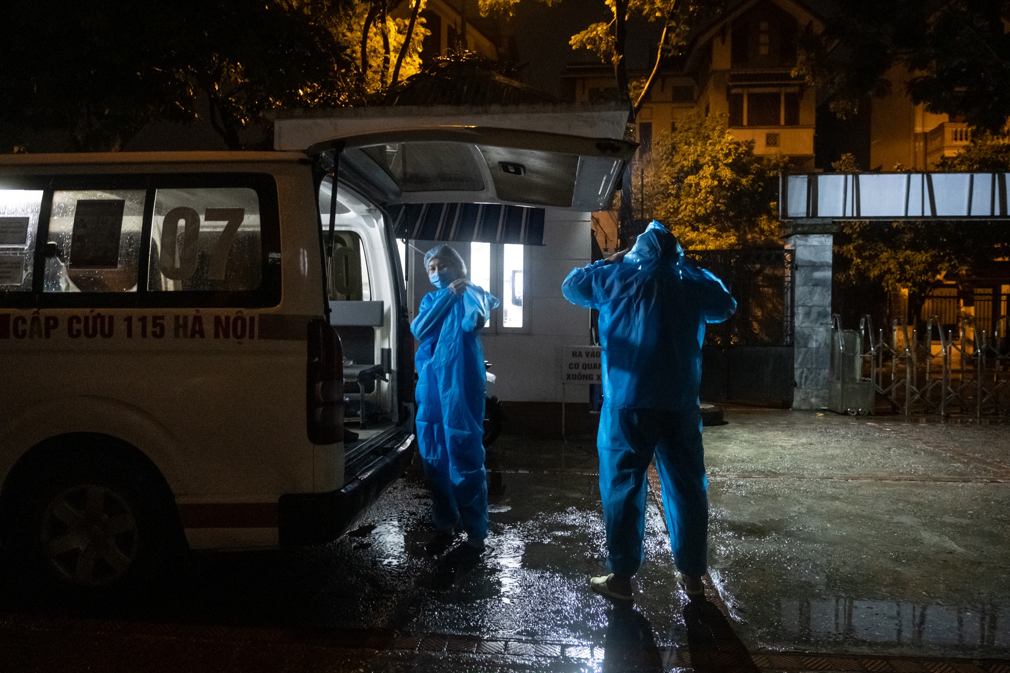 Don cong dan Viet Nam tu My tro ve khu cach ly anh 2