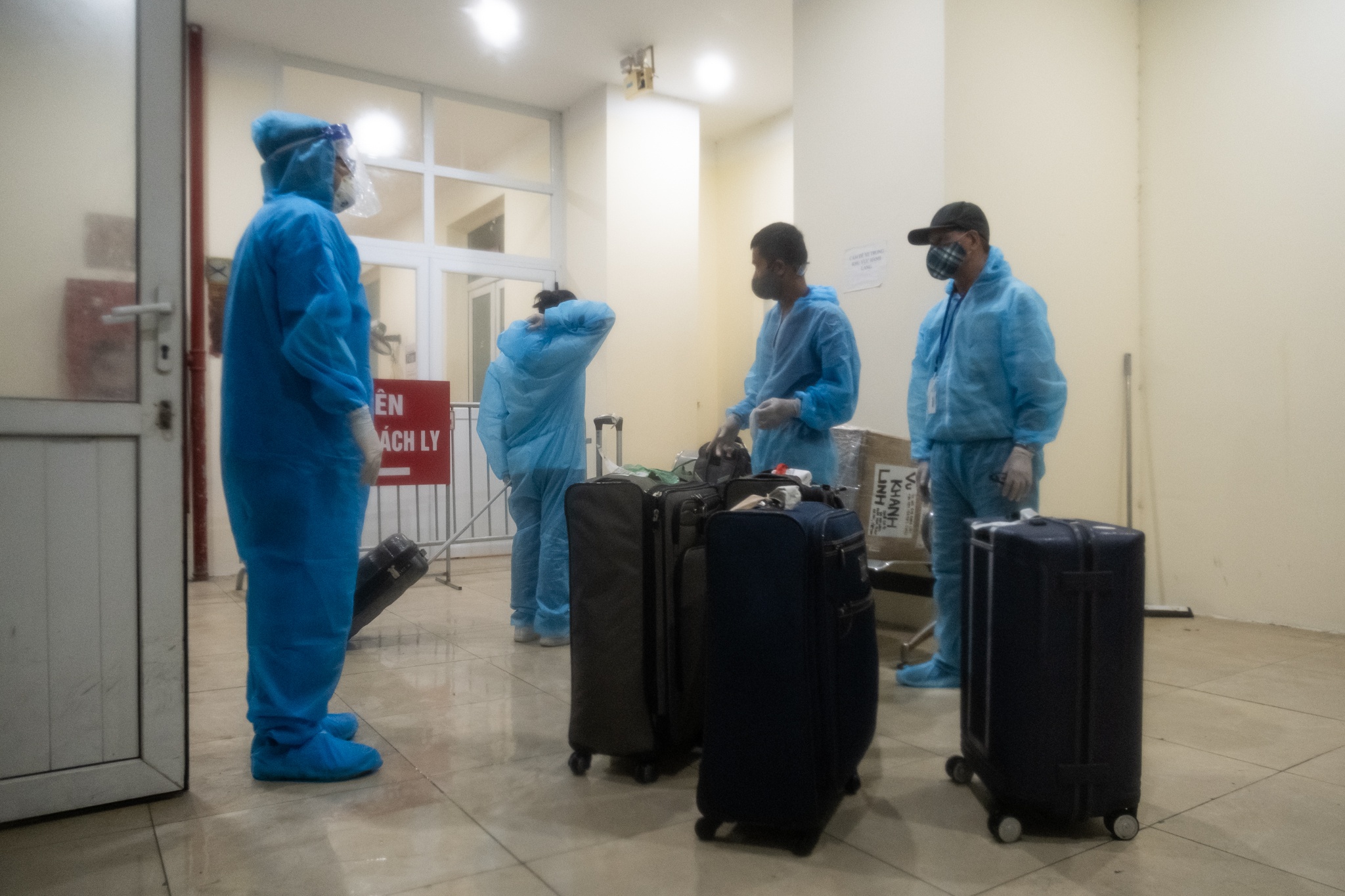 Don cong dan Viet Nam tu My tro ve khu cach ly anh 8