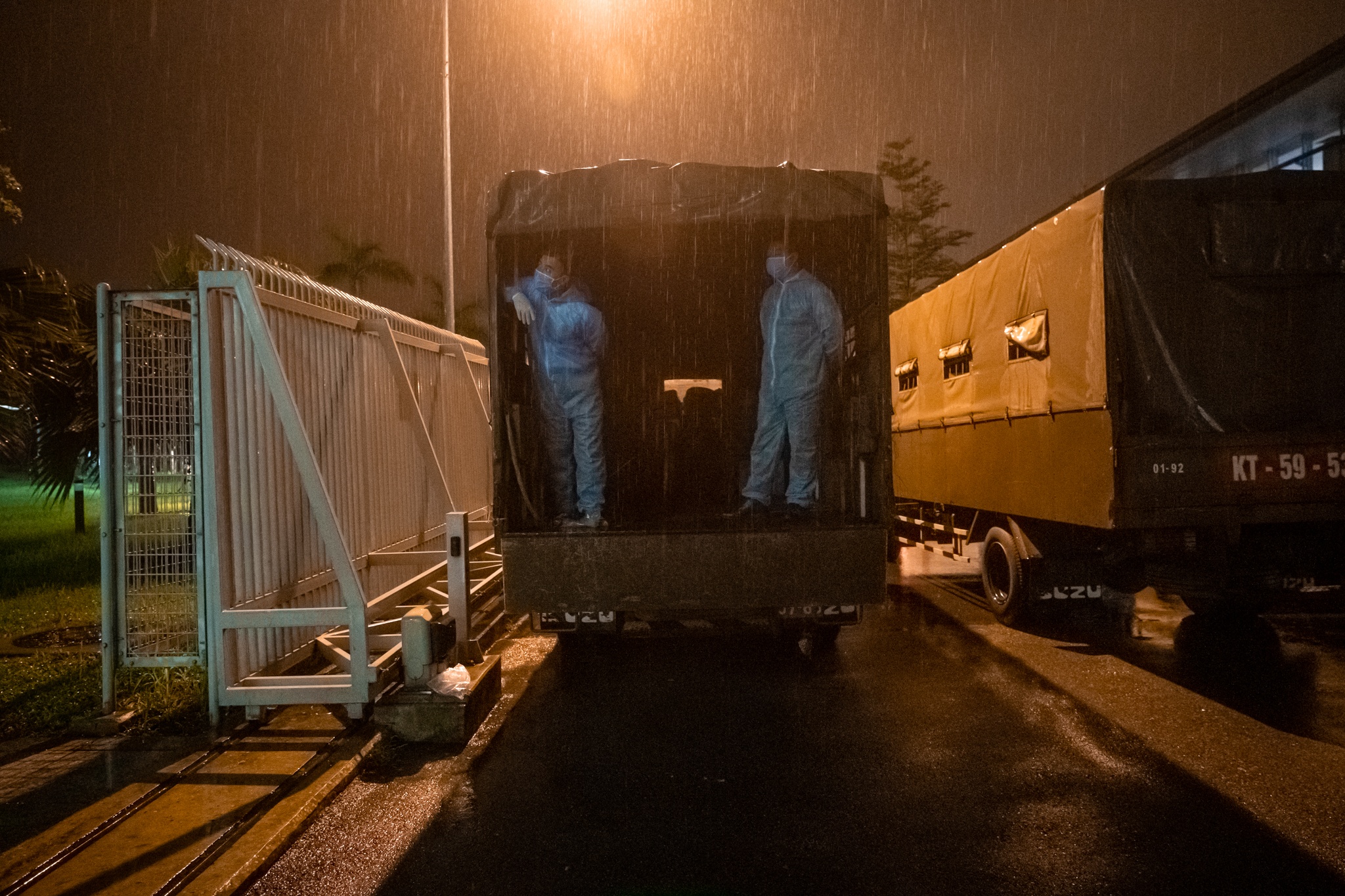 Don cong dan Viet Nam tu My tro ve khu cach ly anh 10