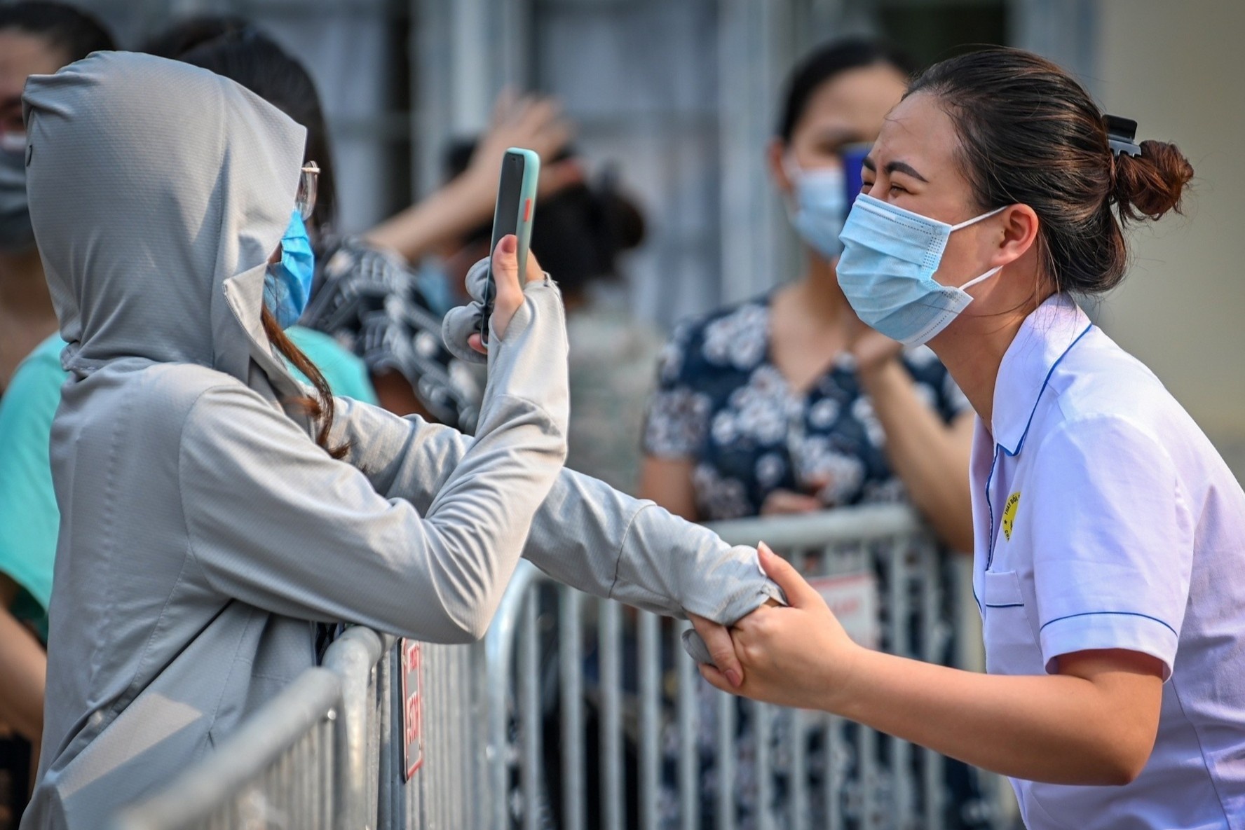 Do hang rao o Benh vien E hinh anh