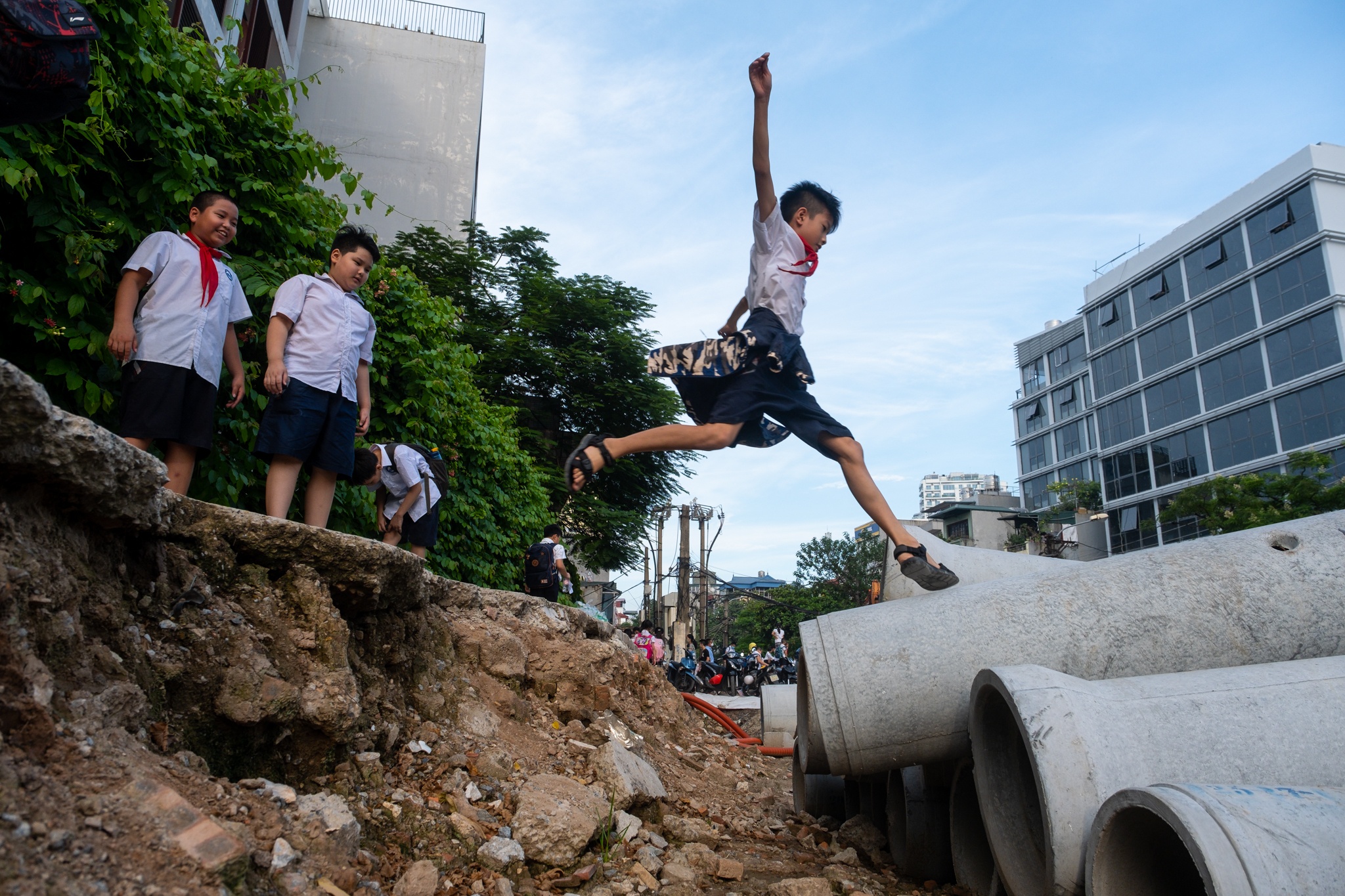 Hoc sinh choi dua tai cong truong khong rao chan hinh anh